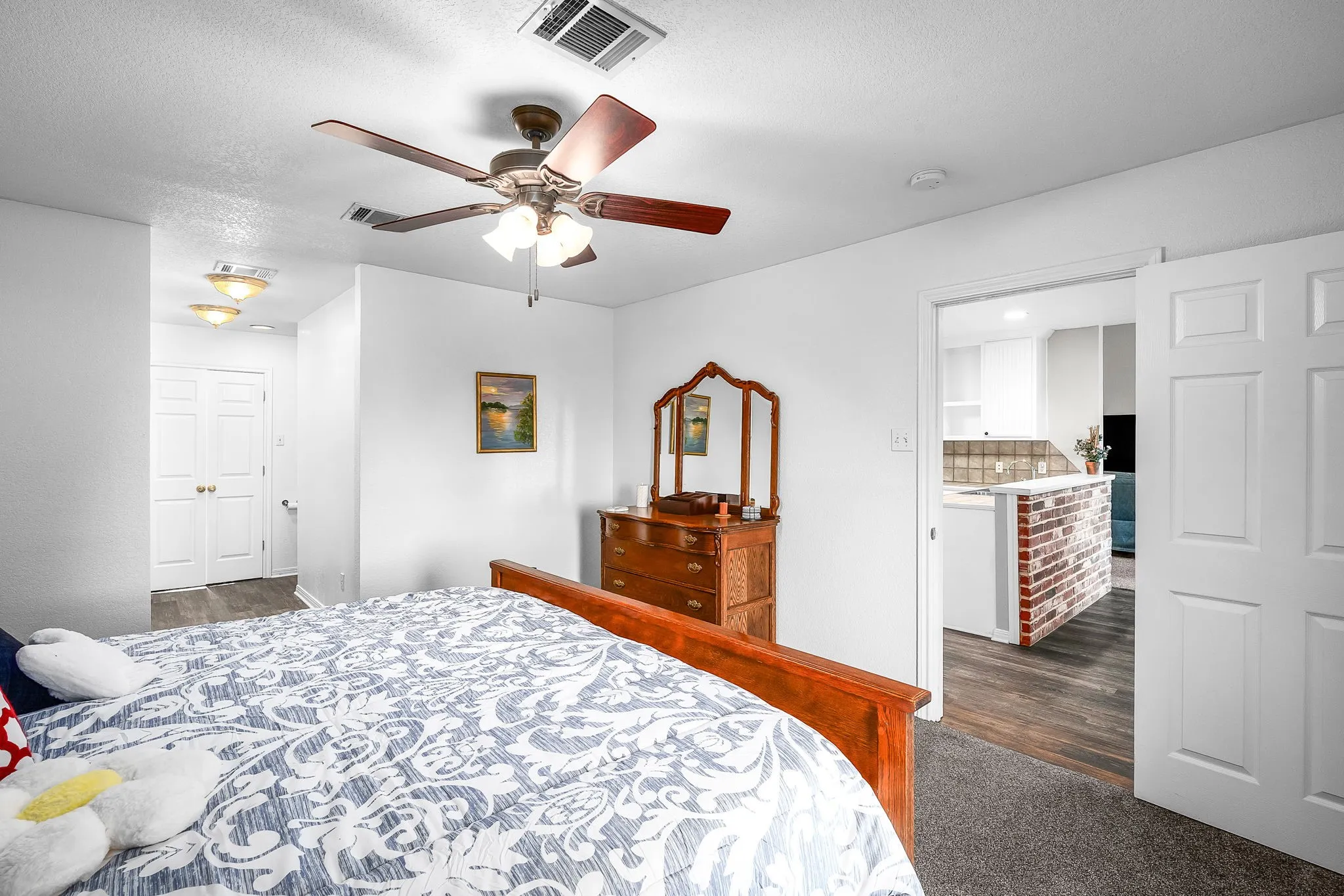 Ceiling fan with light fixture