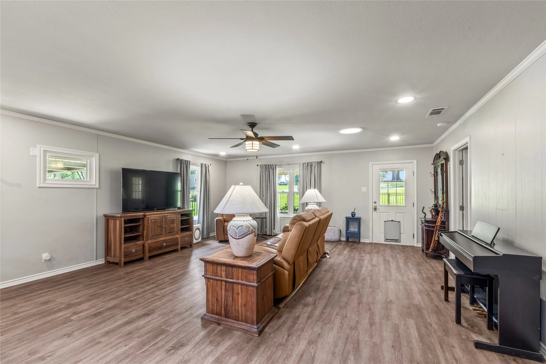 Single Family Residence For Sale in Henderson County , 14808 Shady Trail Circle, Eustace, Texas 75124, 2 Bedroom, 3 Bathroom, 1 Garage spaces, 2,004 Sqft, built in 1970, mls#21307141, Real Estate Agent in Eustace, Homes For Sale in Henderson county, Homes For Sale in Eustace, Realtor in Eustace Texas, Real Estate Brokerage Independent Realty Texas, Luminita Cordes Realtor