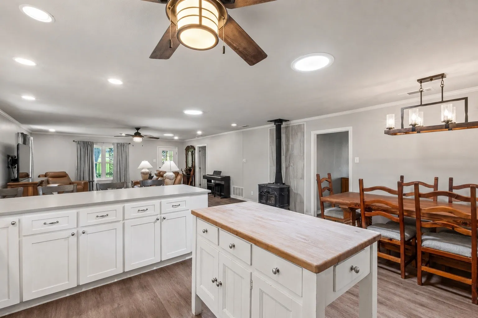 Single Family Residence For Sale in Henderson County , 14808 Shady Trail Circle, Eustace, Texas 75124, 2 Bedroom, 3 Bathroom, 1 Garage spaces, 2,004 Sqft, built in 1970, mls#21307141, Real Estate Agent in Eustace, Homes For Sale in Henderson county, Homes For Sale in Eustace, Realtor in Eustace Texas, Real Estate Brokerage Independent Realty Texas, Luminita Cordes Realtor