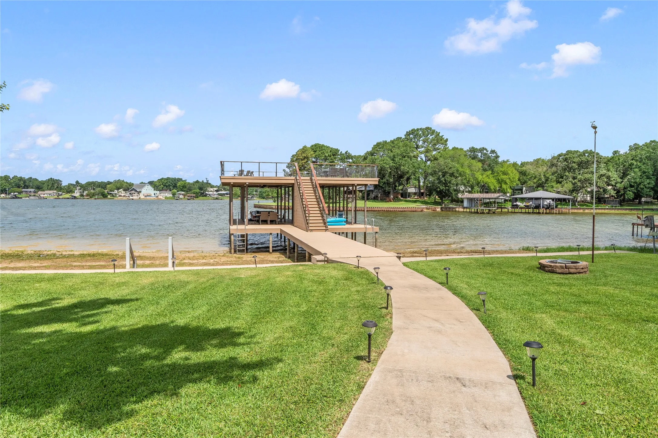 Single Family Residence For Sale in Henderson County , 14808 Shady Trail Circle, Eustace, Texas 75124, 2 Bedroom, 3 Bathroom, 1 Garage spaces, 2,004 Sqft, built in 1970, mls#21307141, Real Estate Agent in Eustace, Homes For Sale in Henderson county, Homes For Sale in Eustace, Realtor in Eustace Texas, Real Estate Brokerage Independent Realty Texas, Luminita Cordes Realtor