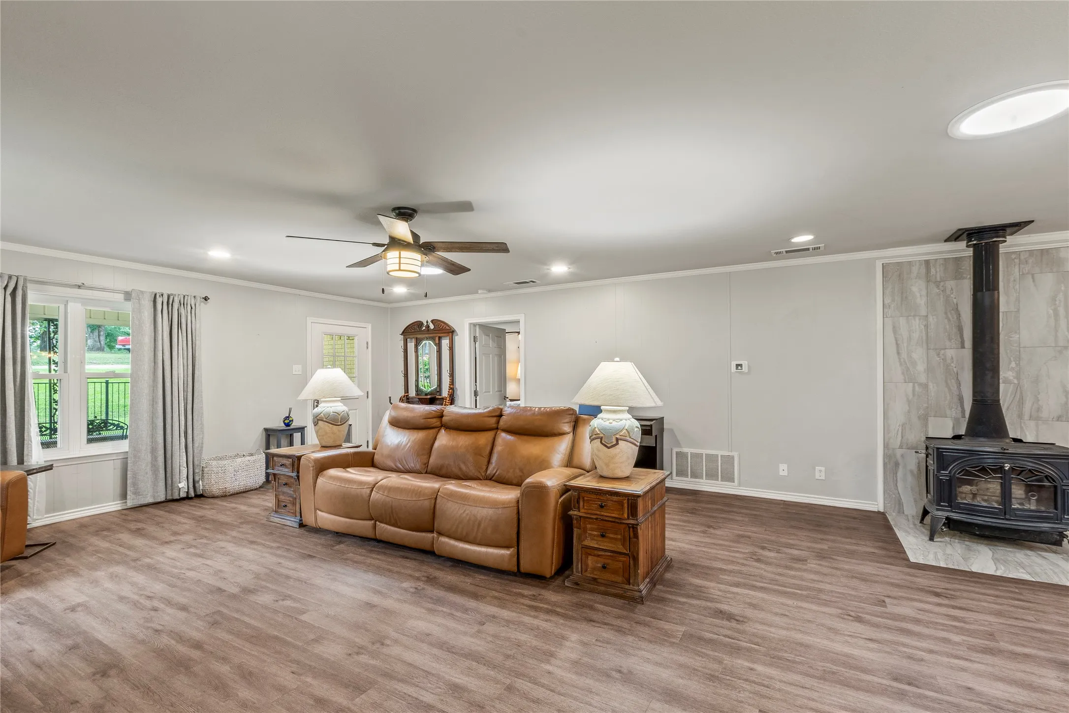 Single Family Residence For Sale in Henderson County , 14808 Shady Trail Circle, Eustace, Texas 75124, 2 Bedroom, 3 Bathroom, 1 Garage spaces, 2,004 Sqft, built in 1970, mls#21307141, Real Estate Agent in Eustace, Homes For Sale in Henderson county, Homes For Sale in Eustace, Realtor in Eustace Texas, Real Estate Brokerage Independent Realty Texas, Luminita Cordes Realtor