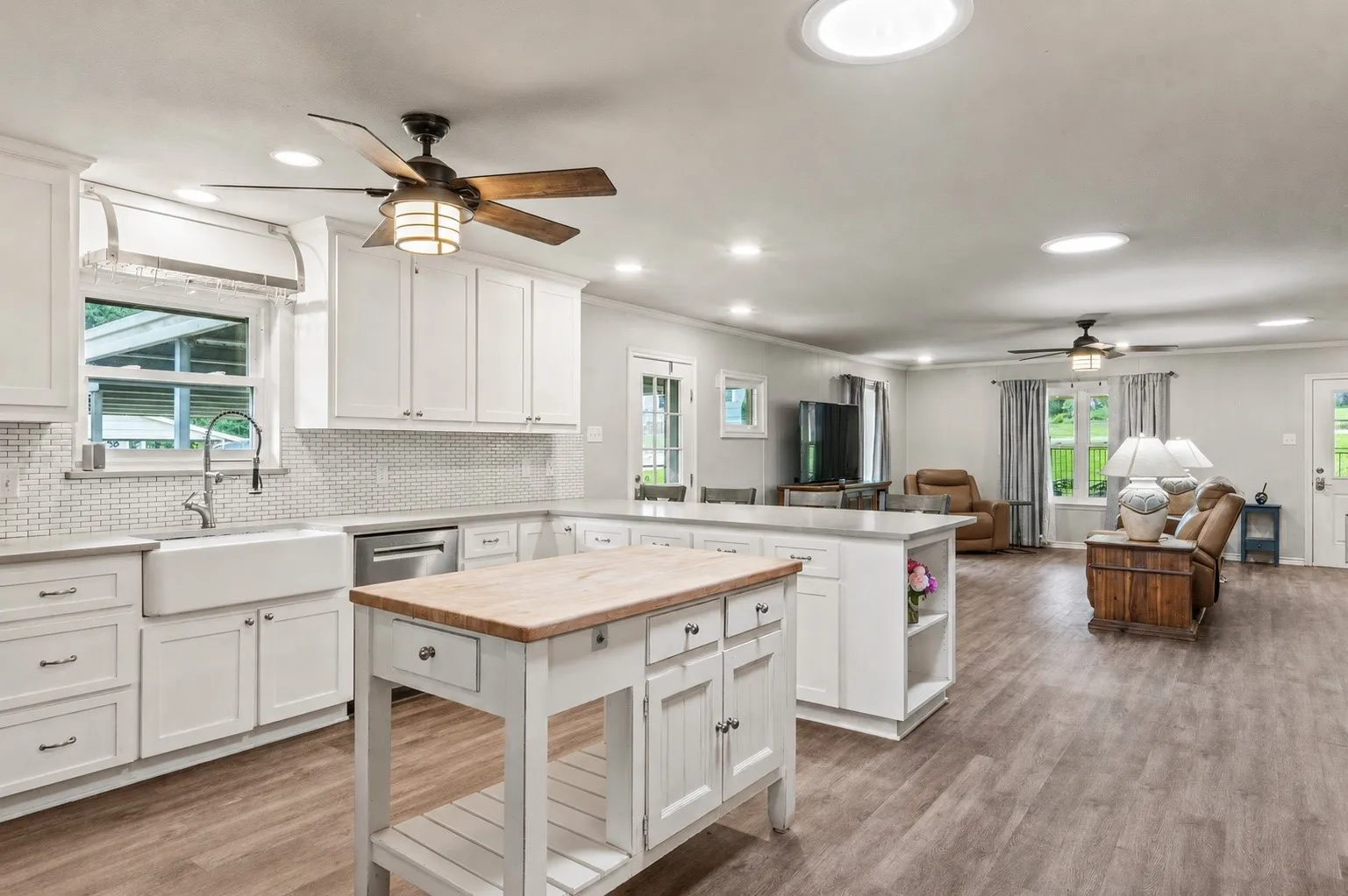 Single Family Residence For Sale in Henderson County , 14808 Shady Trail Circle, Eustace, Texas 75124, 2 Bedroom, 3 Bathroom, 1 Garage spaces, 2,004 Sqft, built in 1970, mls#21307141, Real Estate Agent in Eustace, Homes For Sale in Henderson county, Homes For Sale in Eustace, Realtor in Eustace Texas, Real Estate Brokerage Independent Realty Texas, Luminita Cordes Realtor