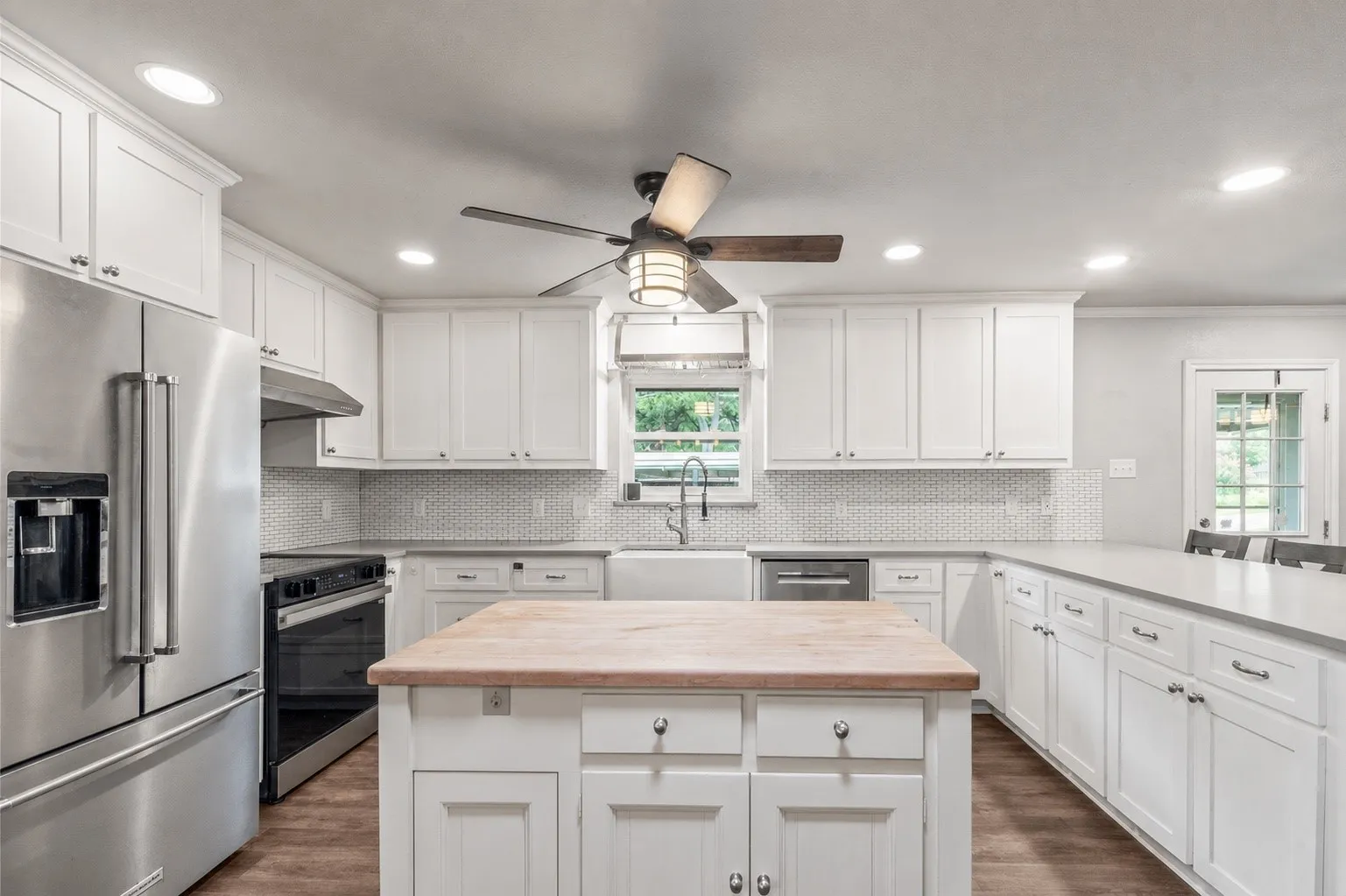 Single Family Residence For Sale in Henderson County , 14808 Shady Trail Circle, Eustace, Texas 75124, 2 Bedroom, 3 Bathroom, 1 Garage spaces, 2,004 Sqft, built in 1970, mls#21307141, Real Estate Agent in Eustace, Homes For Sale in Henderson county, Homes For Sale in Eustace, Realtor in Eustace Texas, Real Estate Brokerage Independent Realty Texas, Luminita Cordes Realtor