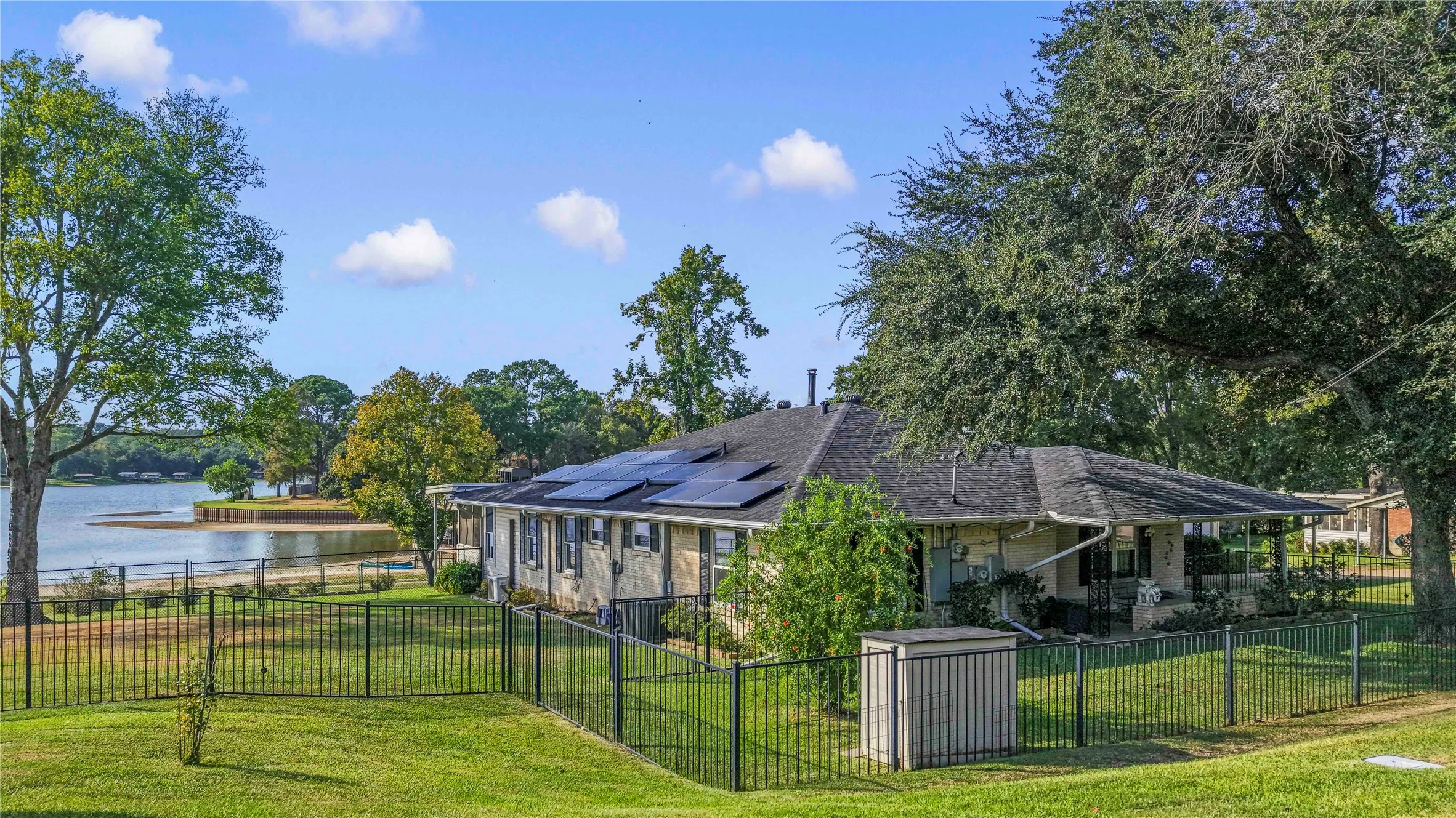 Single Family Residence For Sale in Henderson County , 14808 Shady Trail Circle, Eustace, Texas 75124, 2 Bedroom, 3 Bathroom, 1 Garage spaces, 2,004 Sqft, built in 1970, mls#21307141, Real Estate Agent in Eustace, Homes For Sale in Henderson county, Homes For Sale in Eustace, Realtor in Eustace Texas, Real Estate Brokerage Independent Realty Texas, Luminita Cordes Realtor