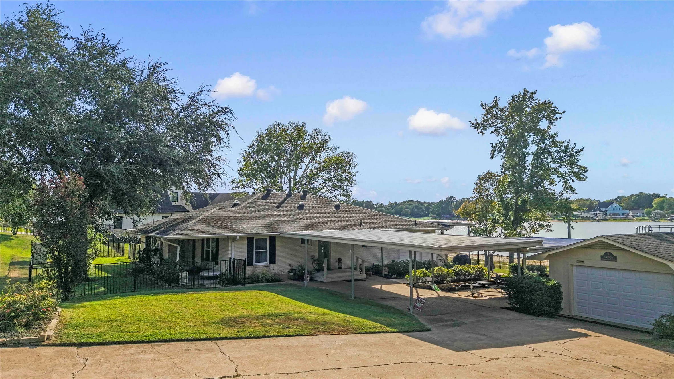 Single Family Residence For Sale in Henderson County , 14808 Shady Trail Circle, Eustace, Texas 75124, 2 Bedroom, 3 Bathroom, 1 Garage spaces, 2,004 Sqft, built in 1970, mls#21307141, Real Estate Agent in Eustace, Homes For Sale in Henderson county, Homes For Sale in Eustace, Realtor in Eustace Texas, Real Estate Brokerage Independent Realty Texas, Luminita Cordes Realtor
