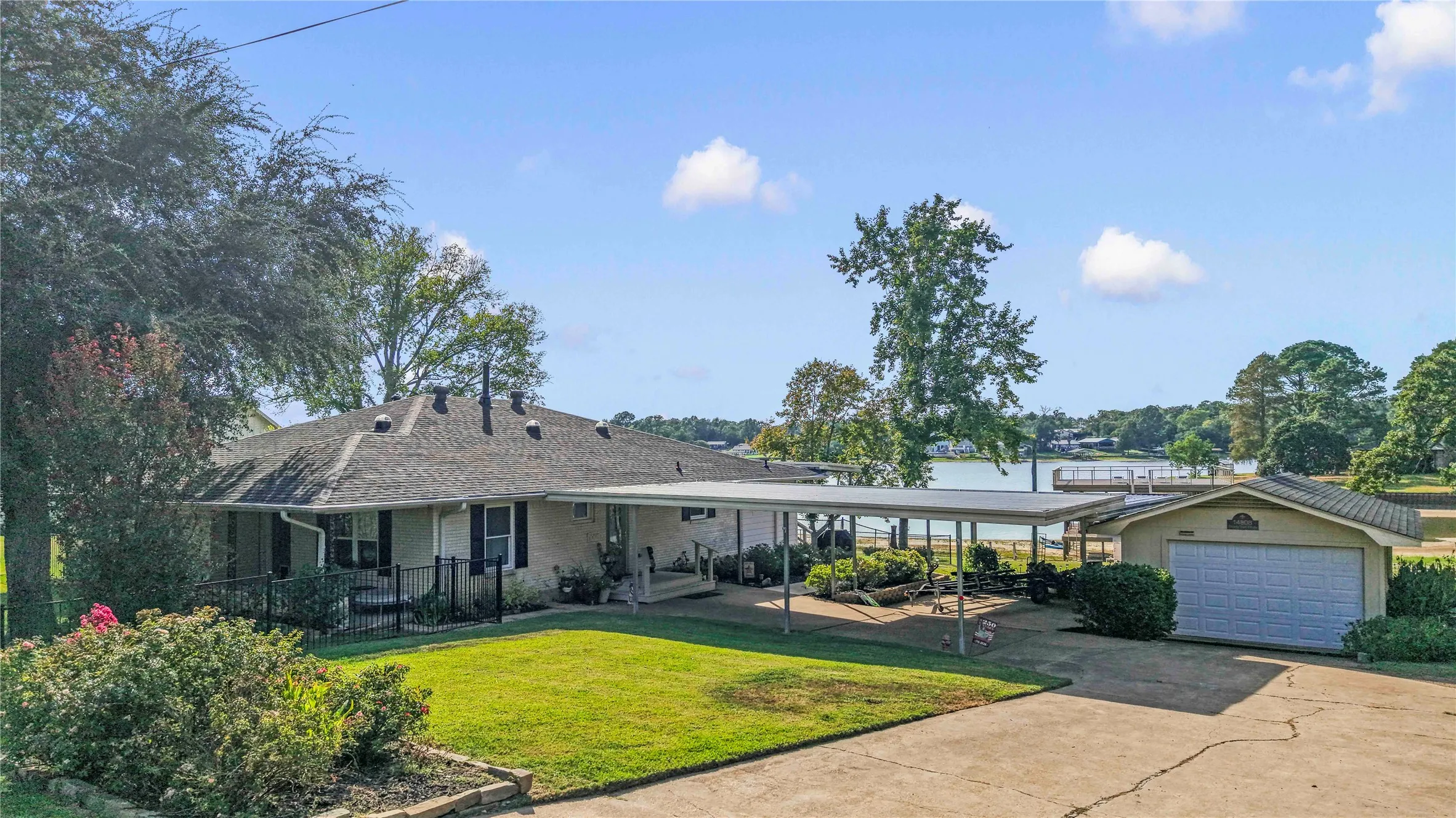 Single Family Residence For Sale in Henderson County , 14808 Shady Trail Circle, Eustace, Texas 75124, 2 Bedroom, 3 Bathroom, 1 Garage spaces, 2,004 Sqft, built in 1970, mls#21307141, Real Estate Agent in Eustace, Homes For Sale in Henderson county, Homes For Sale in Eustace, Realtor in Eustace Texas, Real Estate Brokerage Independent Realty Texas, Luminita Cordes Realtor