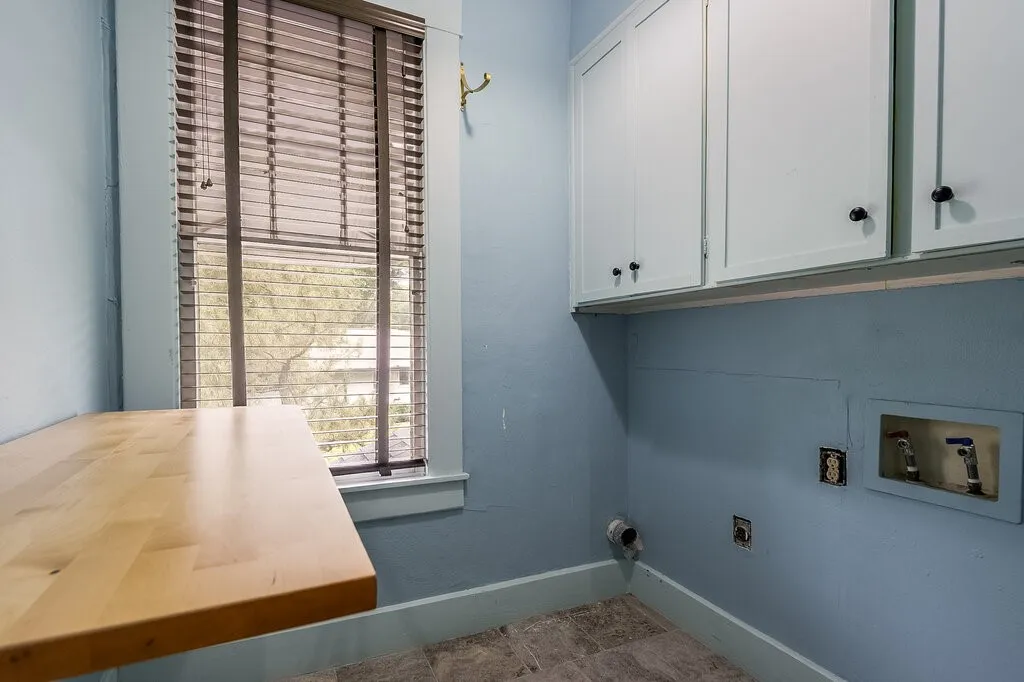 Single Family Residence For Sale in Ellis County , 708 W Marvin Avenue, Waxahachie, Texas 75165, 3 Bedroom, 3 Bathroom, 1 Garage spaces, 2,844 Sqft, built in 1913, mls#21308097, Real Estate Agent in Waxahachie, Homes For Sale in Ellis county, Homes For Sale in Waxahachie, Realtor in Waxahachie Texas, Real Estate Brokerage Independent Realty Texas, Luminita Cordes Realtor