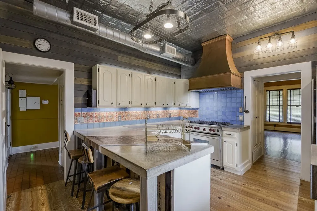 Single Family Residence For Sale in Ellis County , 708 W Marvin Avenue, Waxahachie, Texas 75165, 3 Bedroom, 3 Bathroom, 1 Garage spaces, 2,844 Sqft, built in 1913, mls#21308097, Real Estate Agent in Waxahachie, Homes For Sale in Ellis county, Homes For Sale in Waxahachie, Realtor in Waxahachie Texas, Real Estate Brokerage Independent Realty Texas, Luminita Cordes Realtor