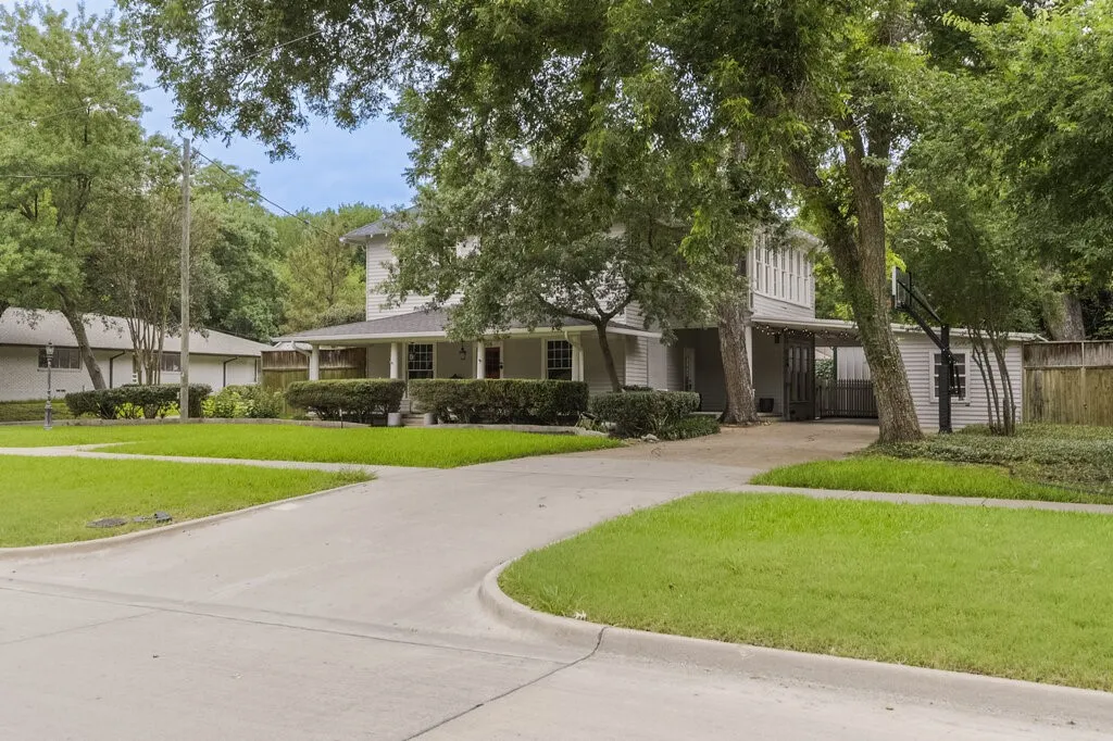 Single Family Residence For Sale in Ellis County , 708 W Marvin Avenue, Waxahachie, Texas 75165, 3 Bedroom, 3 Bathroom, 1 Garage spaces, 2,844 Sqft, built in 1913, mls#21308097, Real Estate Agent in Waxahachie, Homes For Sale in Ellis county, Homes For Sale in Waxahachie, Realtor in Waxahachie Texas, Real Estate Brokerage Independent Realty Texas, Luminita Cordes Realtor