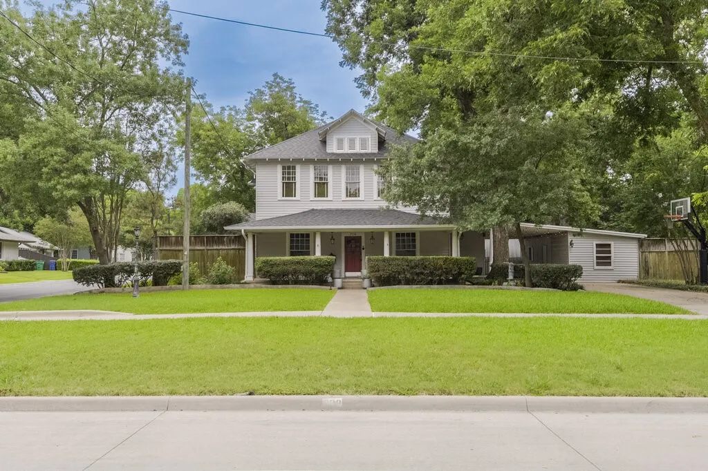 Single Family Residence For Sale in Ellis County , 708 W Marvin Avenue, Waxahachie, Texas 75165, 3 Bedroom, 3 Bathroom, 1 Garage spaces, 2,844 Sqft, built in 1913, mls#21308097, Real Estate Agent in Waxahachie, Homes For Sale in Ellis county, Homes For Sale in Waxahachie, Realtor in Waxahachie Texas, Real Estate Brokerage Independent Realty Texas, Luminita Cordes Realtor