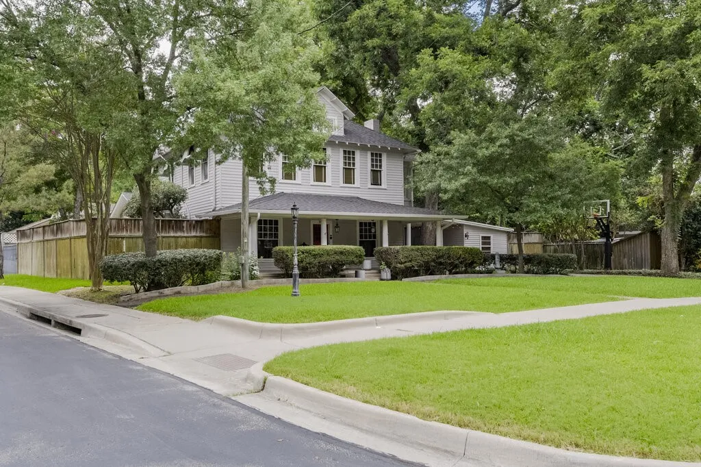 Single Family Residence For Sale in Ellis County , 708 W Marvin Avenue, Waxahachie, Texas 75165, 3 Bedroom, 3 Bathroom, 1 Garage spaces, 2,844 Sqft, built in 1913, mls#21308097, Real Estate Agent in Waxahachie, Homes For Sale in Ellis county, Homes For Sale in Waxahachie, Realtor in Waxahachie Texas, Real Estate Brokerage Independent Realty Texas, Luminita Cordes Realtor