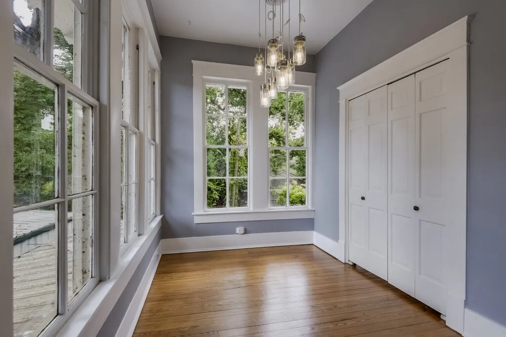 Single Family Residence For Sale in Ellis County , 708 W Marvin Avenue, Waxahachie, Texas 75165, 3 Bedroom, 3 Bathroom, 1 Garage spaces, 2,844 Sqft, built in 1913, mls#21308097, Real Estate Agent in Waxahachie, Homes For Sale in Ellis county, Homes For Sale in Waxahachie, Realtor in Waxahachie Texas, Real Estate Brokerage Independent Realty Texas, Luminita Cordes Realtor