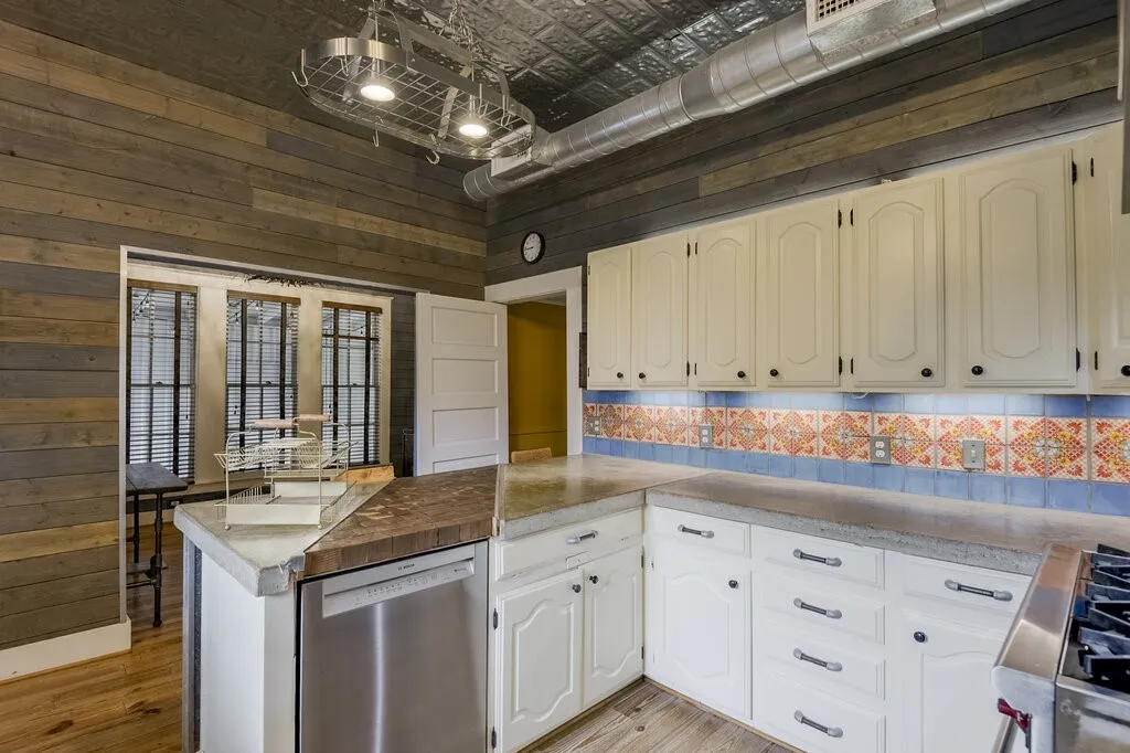 Single Family Residence For Sale in Ellis County , 708 W Marvin Avenue, Waxahachie, Texas 75165, 3 Bedroom, 3 Bathroom, 1 Garage spaces, 2,844 Sqft, built in 1913, mls#21308097, Real Estate Agent in Waxahachie, Homes For Sale in Ellis county, Homes For Sale in Waxahachie, Realtor in Waxahachie Texas, Real Estate Brokerage Independent Realty Texas, Luminita Cordes Realtor