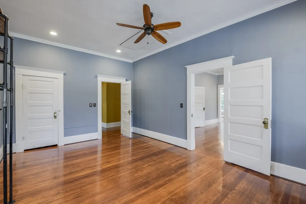 Single Family Residence For Sale in Ellis County , 708 W Marvin Avenue, Waxahachie, Texas 75165, 3 Bedroom, 3 Bathroom, 1 Garage spaces, 2,844 Sqft, built in 1913, mls#21308097, Real Estate Agent in Waxahachie, Homes For Sale in Ellis county, Homes For Sale in Waxahachie, Realtor in Waxahachie Texas, Real Estate Brokerage Independent Realty Texas, Luminita Cordes Realtor