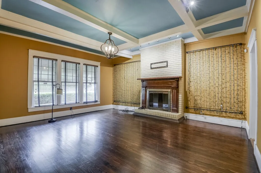 Single Family Residence For Sale in Ellis County , 708 W Marvin Avenue, Waxahachie, Texas 75165, 3 Bedroom, 3 Bathroom, 1 Garage spaces, 2,844 Sqft, built in 1913, mls#21308097, Real Estate Agent in Waxahachie, Homes For Sale in Ellis county, Homes For Sale in Waxahachie, Realtor in Waxahachie Texas, Real Estate Brokerage Independent Realty Texas, Luminita Cordes Realtor
