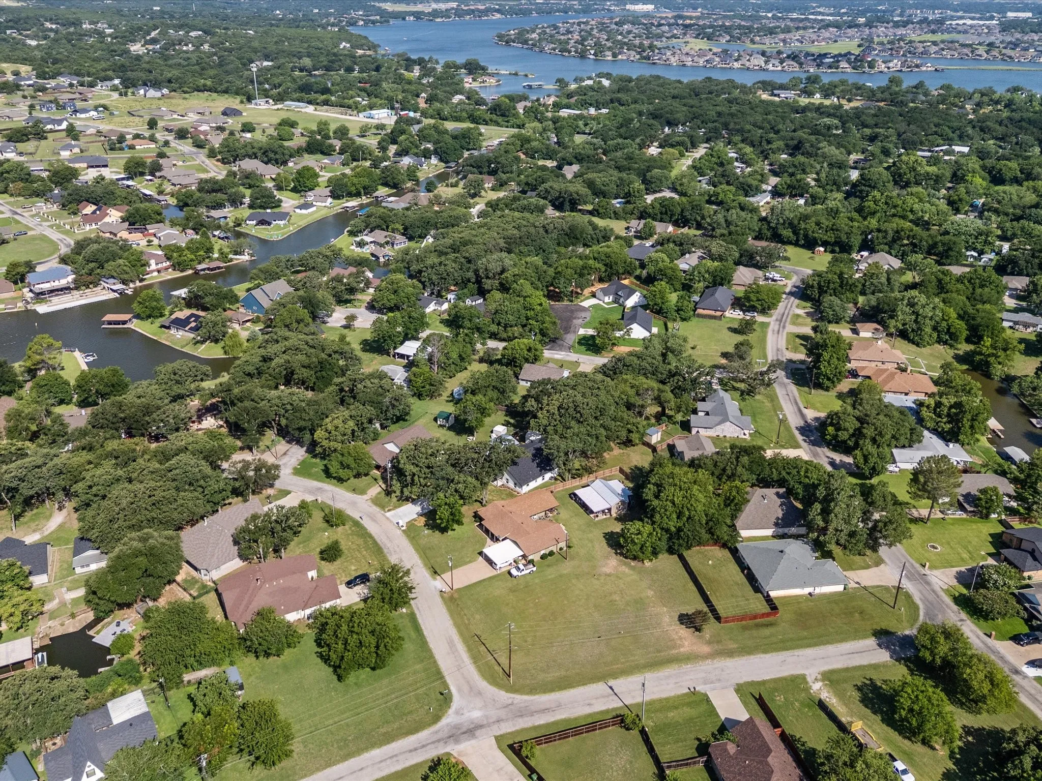 Single Family Residence For Sale in Hood County , 4004 Pueblo Court, Granbury, Texas 76048, 4 Bedroom, 3 Bathroom, Garage spaces, 2,300 Sqft, built in 1980, mls#21299660, Real Estate Agent in Granbury, Homes For Sale in Hood county, Homes For Sale in Granbury, Realtor in Granbury Texas, Real Estate Brokerage Independent Realty Texas, Luminita Cordes Realtor