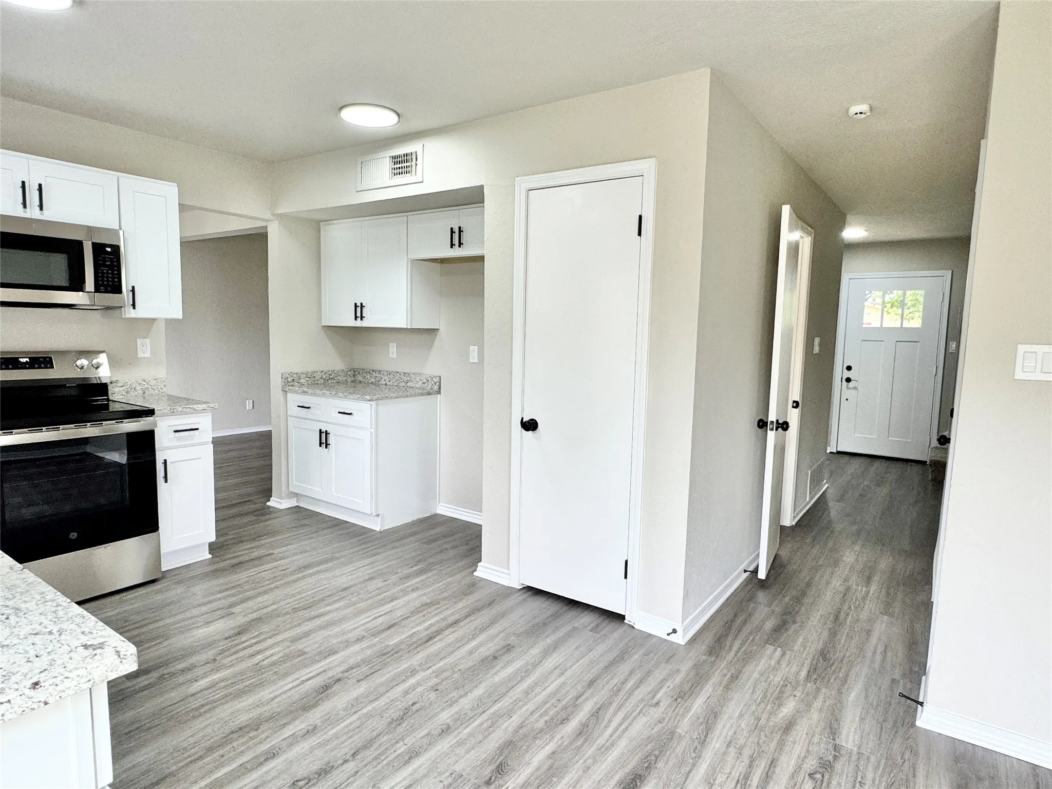 Single Family Residence For Sale in Tarrant County , 3913 Wrenwood Drive, Fort Worth, Texas 76137, 3 Bedroom, 3 Bathroom, 2 Garage spaces, 1,596 Sqft, built in 1984, mls#21307057, Real Estate Agent in Fort Worth, Homes For Sale in Tarrant county, Homes For Sale in Fort Worth, Realtor in Fort Worth Texas, Real Estate Brokerage Independent Realty Texas, Luminita Cordes Realtor