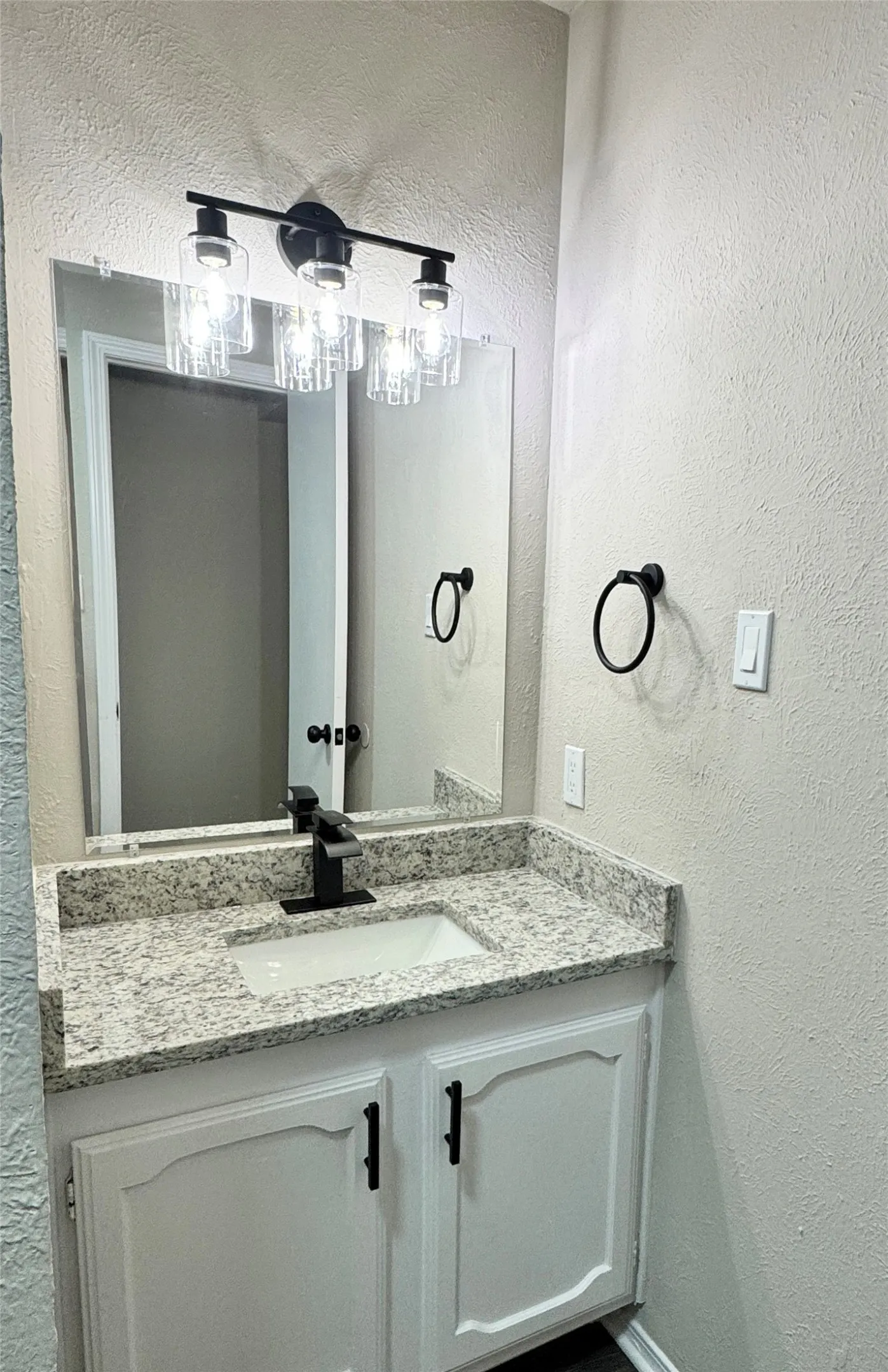 Guest bath, upstairs