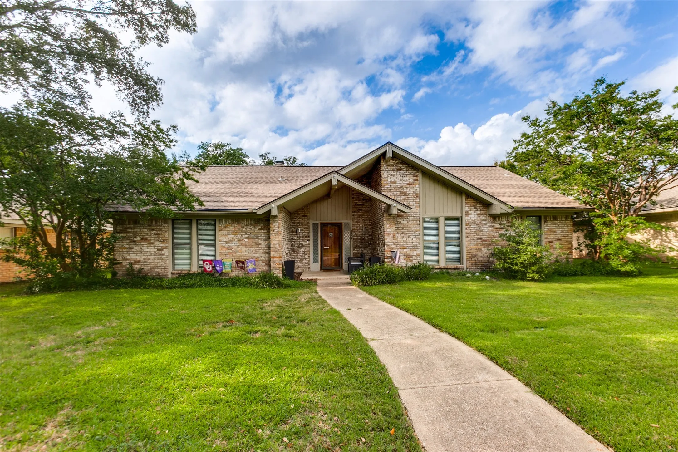 Single Family Residence For Sale in Dallas County , 1203 Grinnell Drive, Richardson, Texas 75081, 4 Bedroom, 3 Bathroom, 2 Garage spaces, 2,235 Sqft, built in 1974, mls#21307780, Real Estate Agent in Richardson, Homes For Sale in Dallas county, Homes For Sale in Richardson, Realtor in Richardson Texas, Real Estate Brokerage Independent Realty Texas, Luminita Cordes Realtor