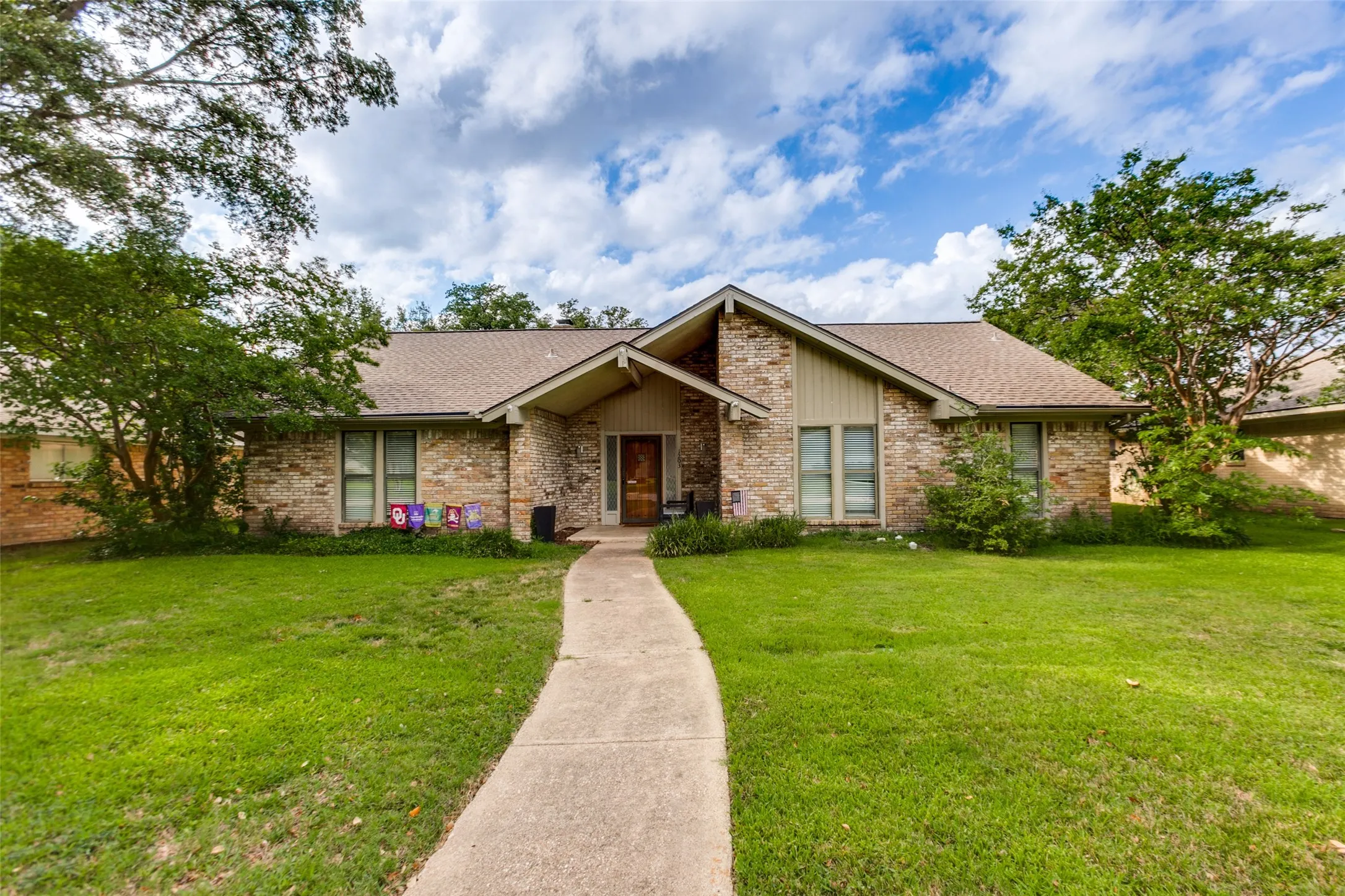 Single Family Residence For Sale in Dallas County , 1203 Grinnell Drive, Richardson, Texas 75081, 4 Bedroom, 3 Bathroom, 2 Garage spaces, 2,235 Sqft, built in 1974, mls#21307780, Real Estate Agent in Richardson, Homes For Sale in Dallas county, Homes For Sale in Richardson, Realtor in Richardson Texas, Real Estate Brokerage Independent Realty Texas, Luminita Cordes Realtor