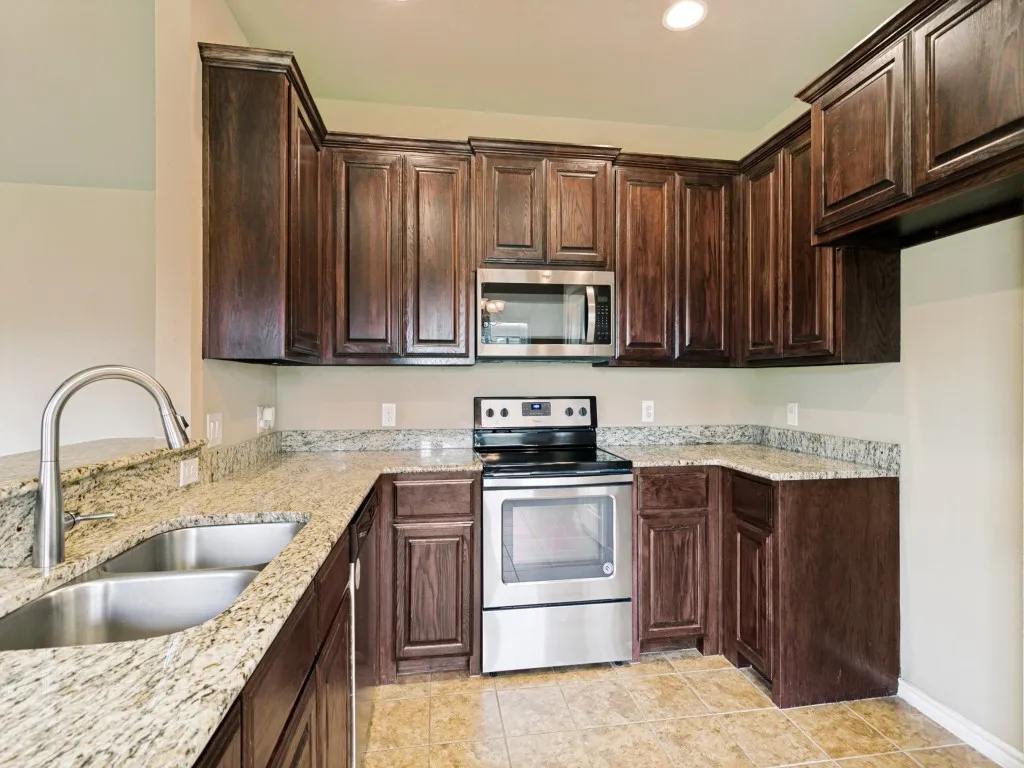 Single Family Residence For Sale in Denton County , 4009 Kensington Drive, Sanger, Texas 76266, 3 Bedroom, 2 Bathroom, 2 Garage spaces, 1,617 Sqft, built in 2018, Price $290,000, mls#21308120, Real Estate Agent in Sanger, Homes For Sale in Denton county, Homes For Sale in Sanger, Realtor in Sanger Texas, Real Estate Brokerage Independent Realty Texas, Luminita Cordes Realtor