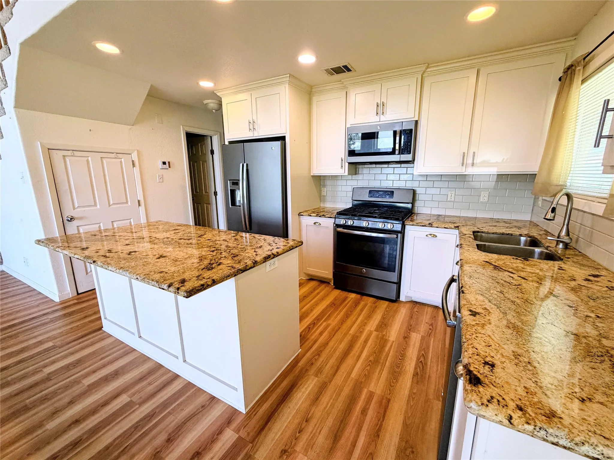 Single Family Residence For Sale in Limestone County , 587 Lcr 779, Groesbeck, Texas 76642, 3 Bedroom, 2 Bathroom, 2 Garage spaces, 1,638 Sqft, built in 2000, mls#21266176, Real Estate Agent in Groesbeck, Homes For Sale in Limestone county, Homes For Sale in Groesbeck, Realtor in Groesbeck Texas, Real Estate Brokerage Independent Realty Texas, Luminita Cordes Realtor