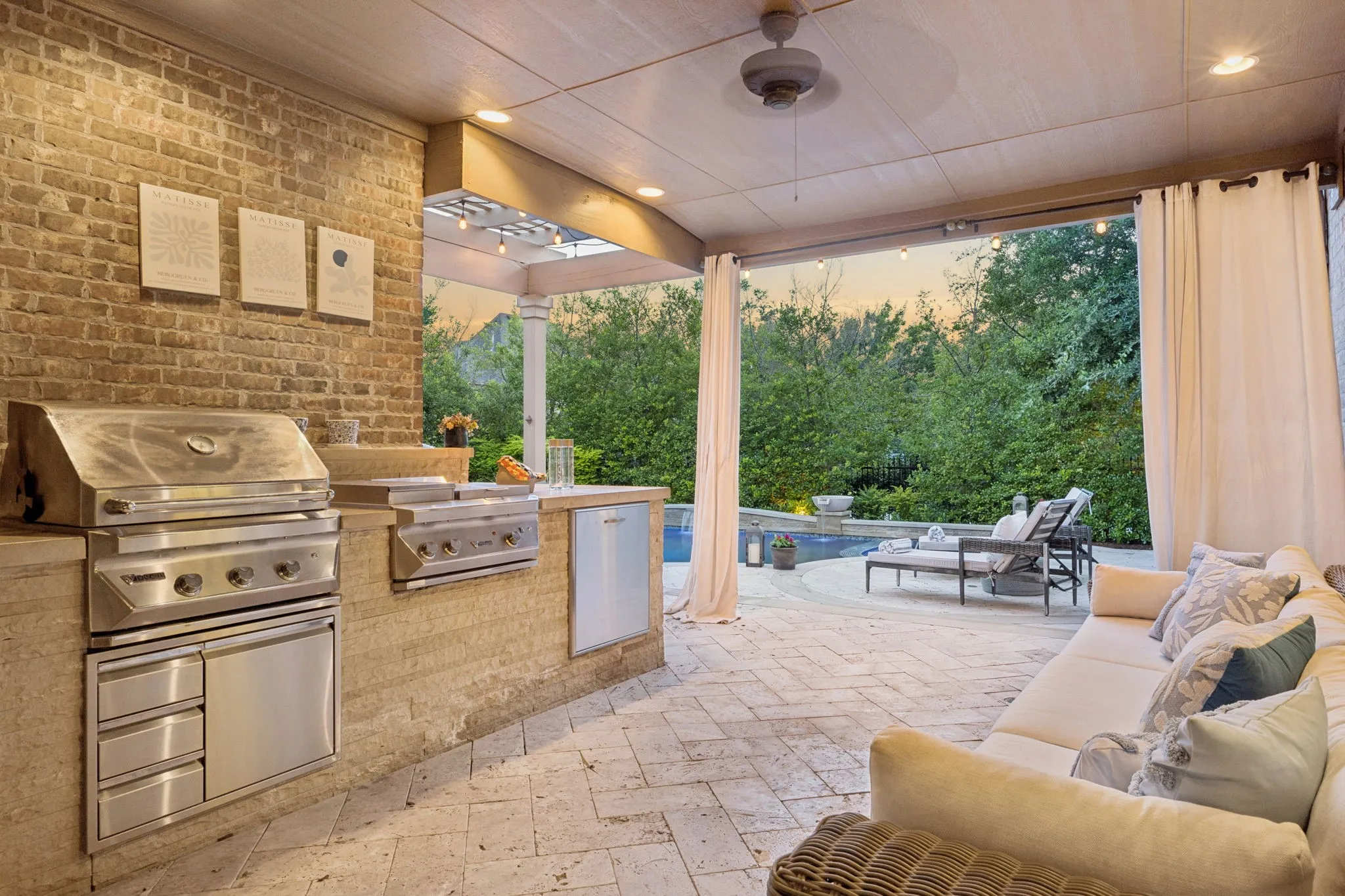 Gourmet Outdoor Kitchen & Living