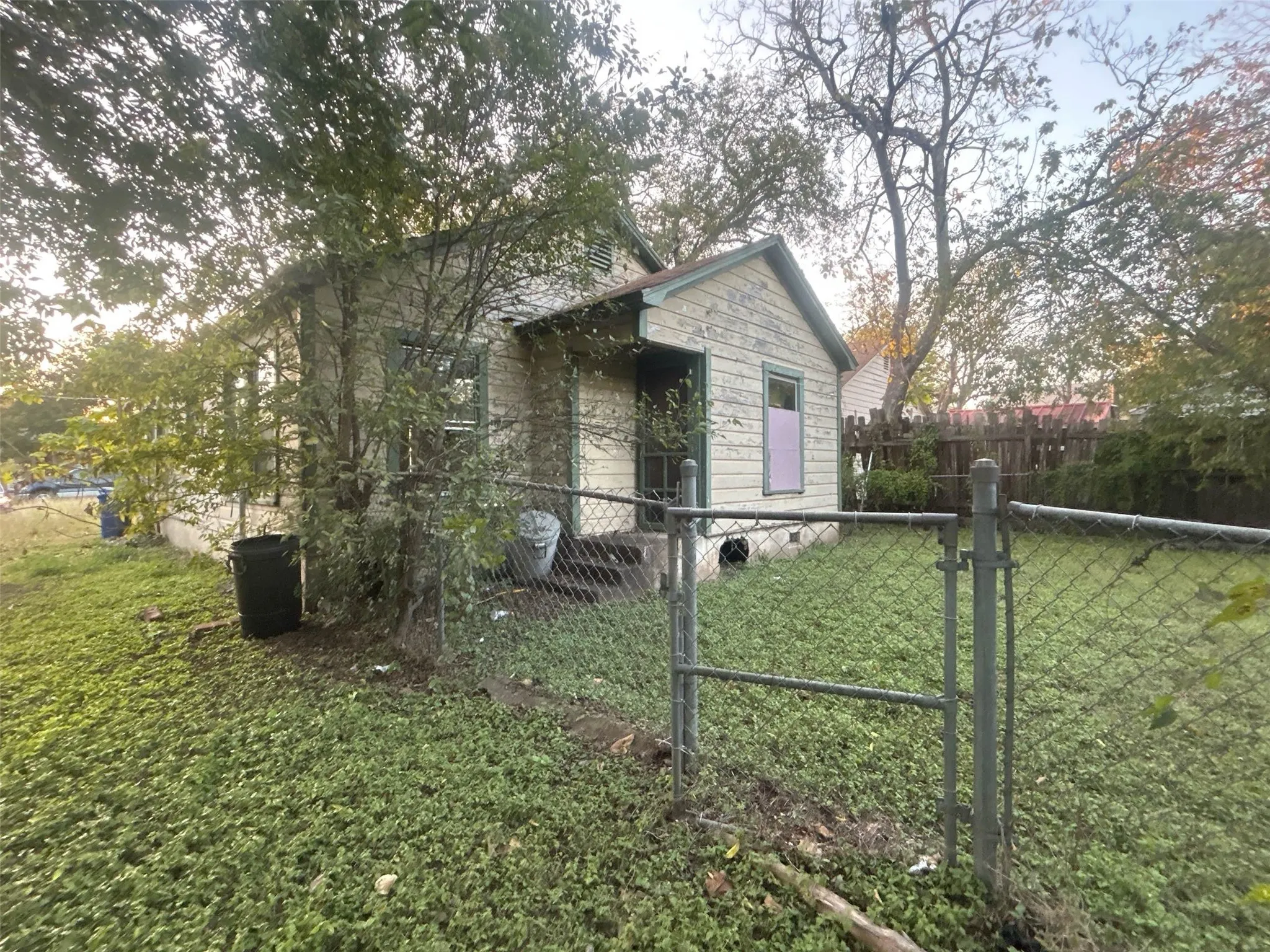 Single Family Residence For Sale in Mc Lennan County , 3317 N 23rd Street, Waco, Texas 76708, 2 Bedroom, 1 Bathroom, Garage spaces, 848 Sqft, built in 1947, mls#21308129, Real Estate Agent in Waco, Homes For Sale in Mc Lennan county, Homes For Sale in Waco, Realtor in Waco Texas, Real Estate Brokerage Independent Realty Texas, Luminita Cordes Realtor
