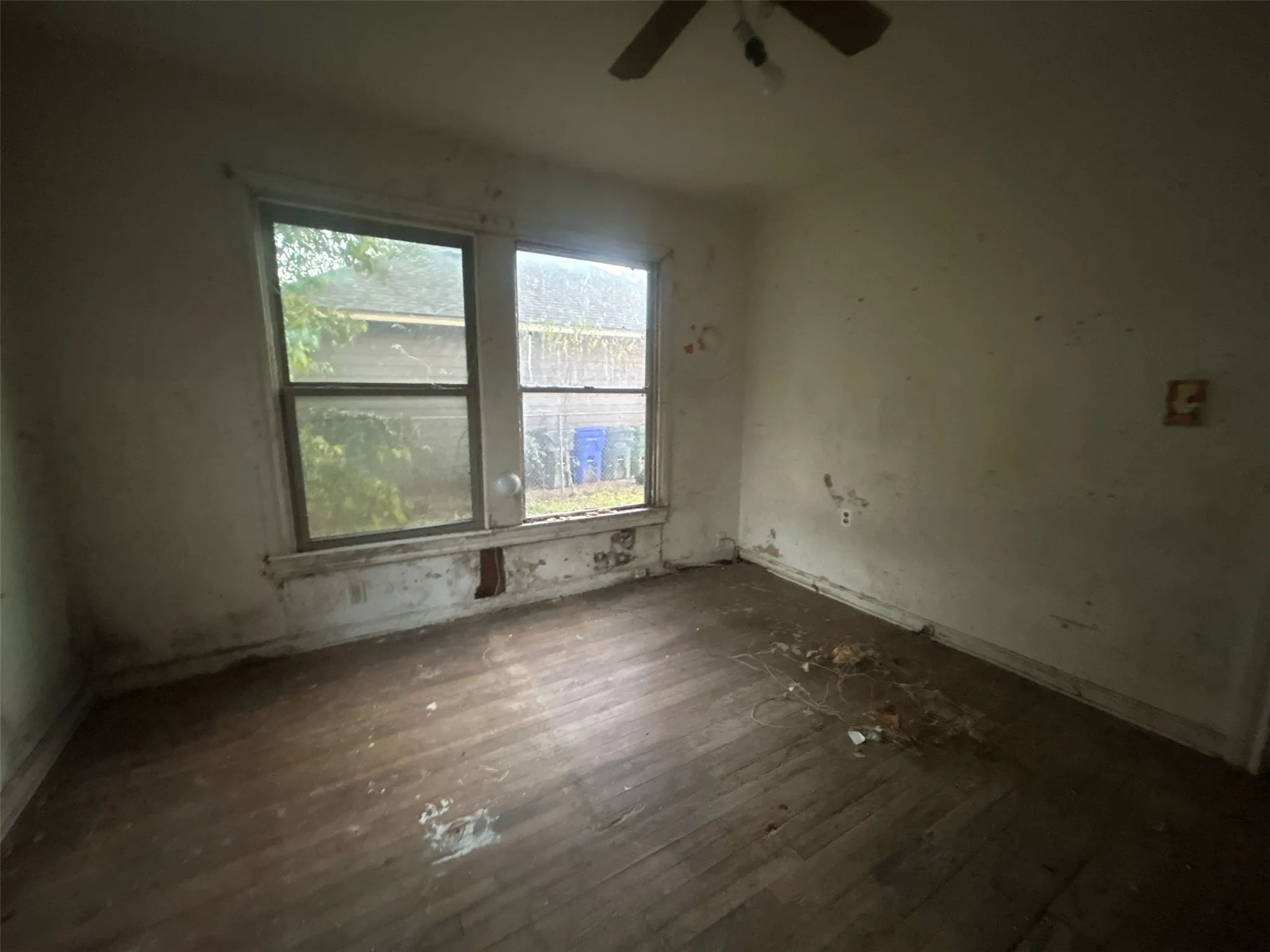 Single Family Residence For Sale in Mc Lennan County , 3317 N 23rd Street, Waco, Texas 76708, 2 Bedroom, 1 Bathroom, Garage spaces, 848 Sqft, built in 1947, mls#21308129, Real Estate Agent in Waco, Homes For Sale in Mc Lennan county, Homes For Sale in Waco, Realtor in Waco Texas, Real Estate Brokerage Independent Realty Texas, Luminita Cordes Realtor