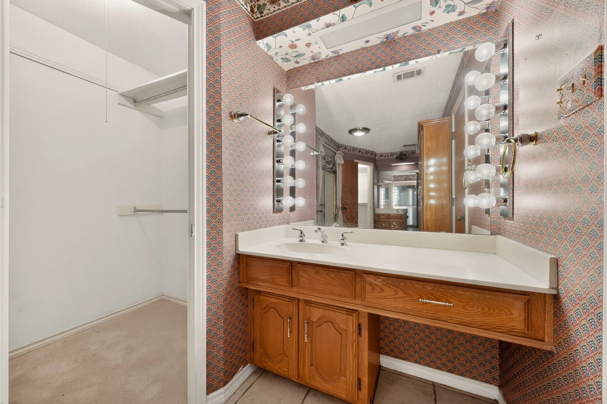 Single Family Residence For Sale in Dallas County , 1000 Townsend Lane, De Soto, Texas 75115, 3 Bedrooms, 3 Bathrooms, 2 Garage spaces, 2,365 Sqft, built in 1978, Price $309,000, mls#21308081, Real Estate Agent in De Soto, Homes For Sale in Dallas county, Homes For Sale in De Soto, Realtor in De Soto Texas, Real Estate Brokerage Independent Realty Texas, Luminita Cordes Realtor
