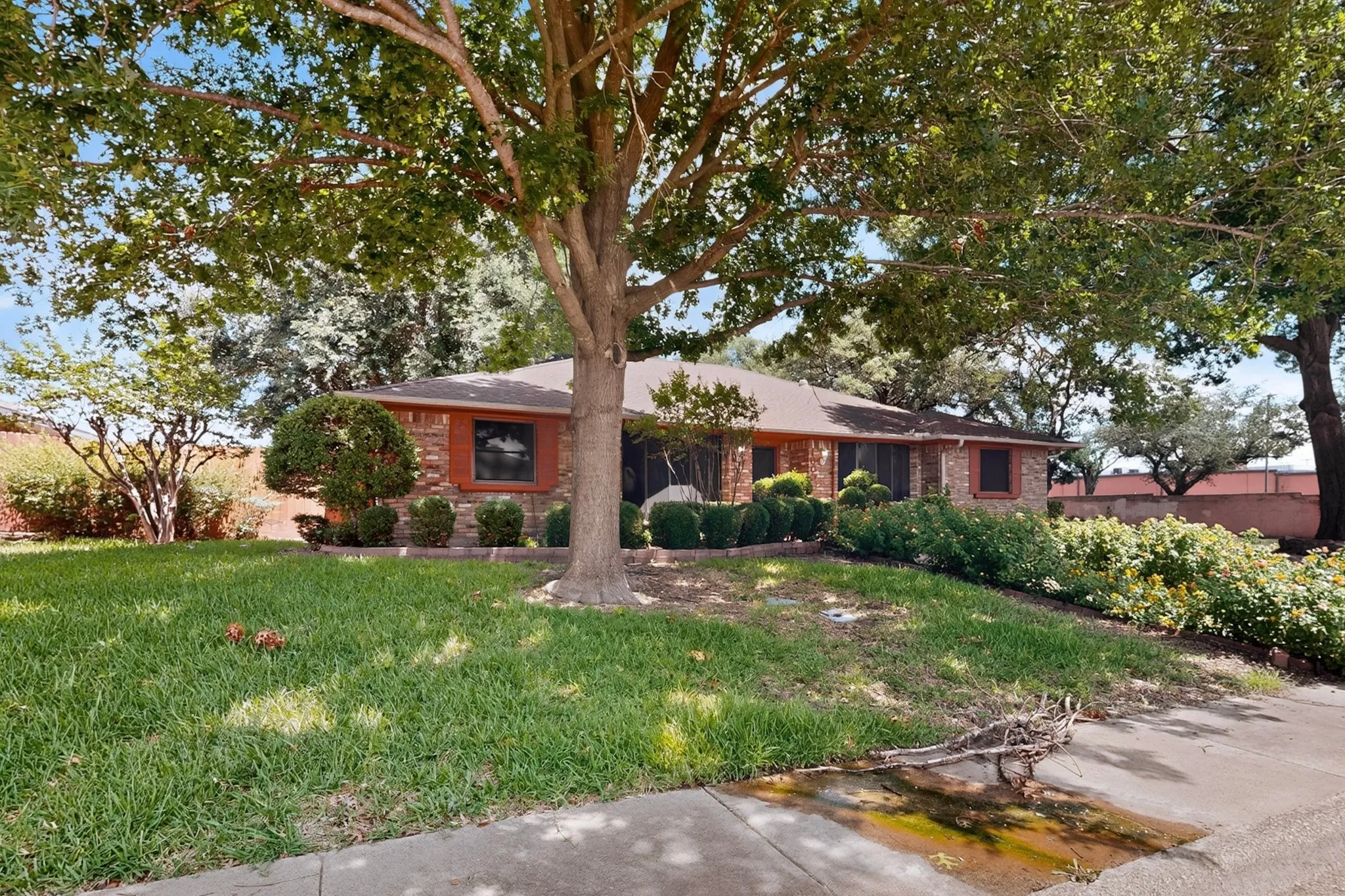Single Family Residence For Sale in Dallas County , 1000 Townsend Lane, De Soto, Texas 75115, 3 Bedrooms, 3 Bathrooms, 2 Garage spaces, 2,365 Sqft, built in 1978, Price $309,000, mls#21308081, Real Estate Agent in De Soto, Homes For Sale in Dallas county, Homes For Sale in De Soto, Realtor in De Soto Texas, Real Estate Brokerage Independent Realty Texas, Luminita Cordes Realtor