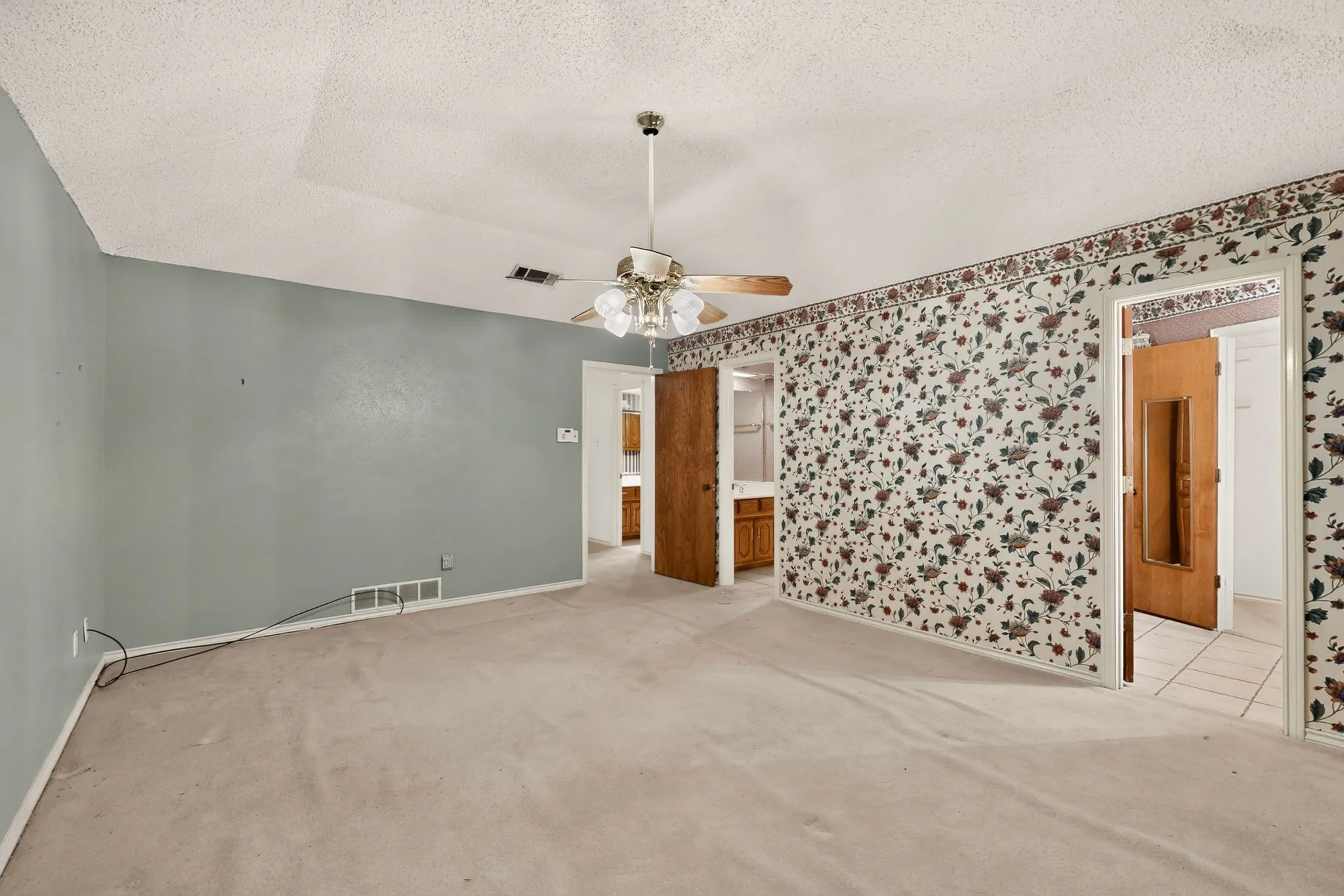 Single Family Residence For Sale in Dallas County , 1000 Townsend Lane, De Soto, Texas 75115, 3 Bedrooms, 3 Bathrooms, 2 Garage spaces, 2,365 Sqft, built in 1978, Price $309,000, mls#21308081, Real Estate Agent in De Soto, Homes For Sale in Dallas county, Homes For Sale in De Soto, Realtor in De Soto Texas, Real Estate Brokerage Independent Realty Texas, Luminita Cordes Realtor