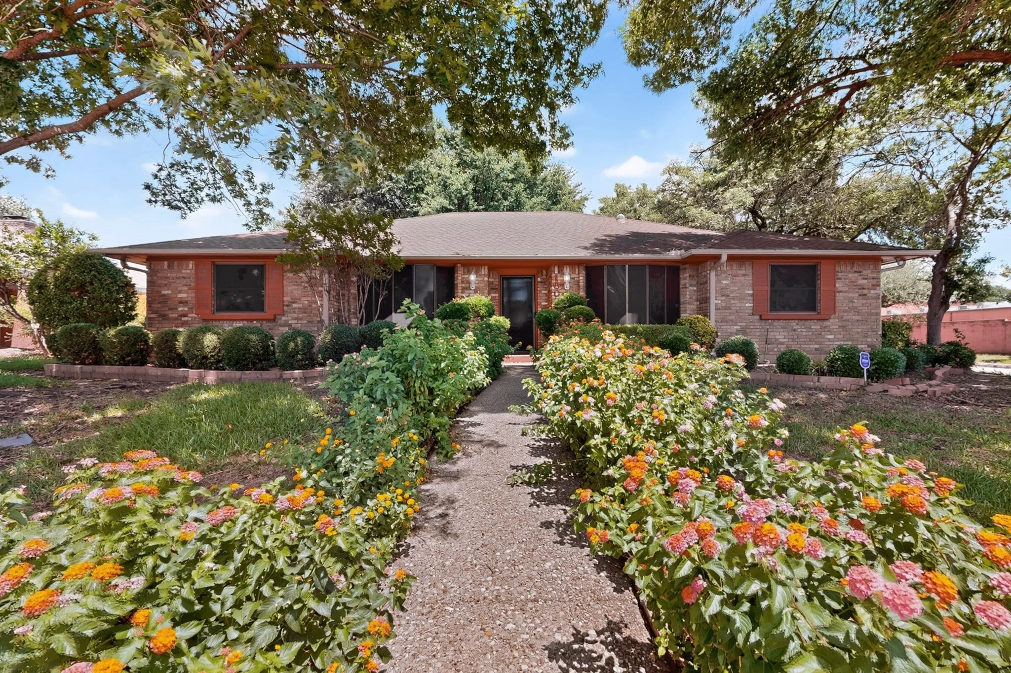 Single Family Residence For Sale in Dallas County , 1000 Townsend Lane, De Soto, Texas 75115, 3 Bedrooms, 3 Bathrooms, 2 Garage spaces, 2,365 Sqft, built in 1978, Price $309,000, mls#21308081, Real Estate Agent in De Soto, Homes For Sale in Dallas county, Homes For Sale in De Soto, Realtor in De Soto Texas, Real Estate Brokerage Independent Realty Texas, Luminita Cordes Realtor