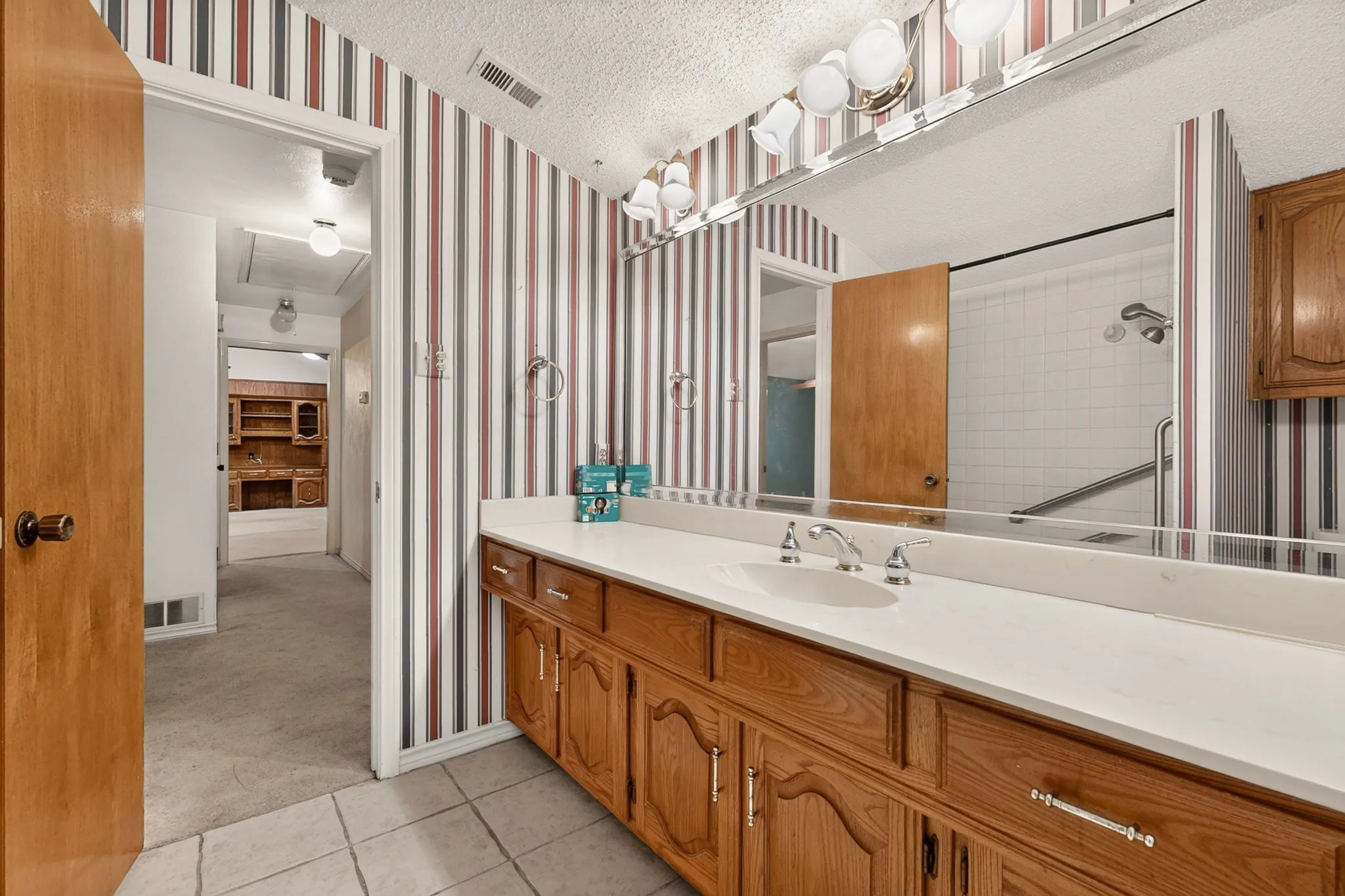 Single Family Residence For Sale in Dallas County , 1000 Townsend Lane, De Soto, Texas 75115, 3 Bedrooms, 3 Bathrooms, 2 Garage spaces, 2,365 Sqft, built in 1978, Price $309,000, mls#21308081, Real Estate Agent in De Soto, Homes For Sale in Dallas county, Homes For Sale in De Soto, Realtor in De Soto Texas, Real Estate Brokerage Independent Realty Texas, Luminita Cordes Realtor