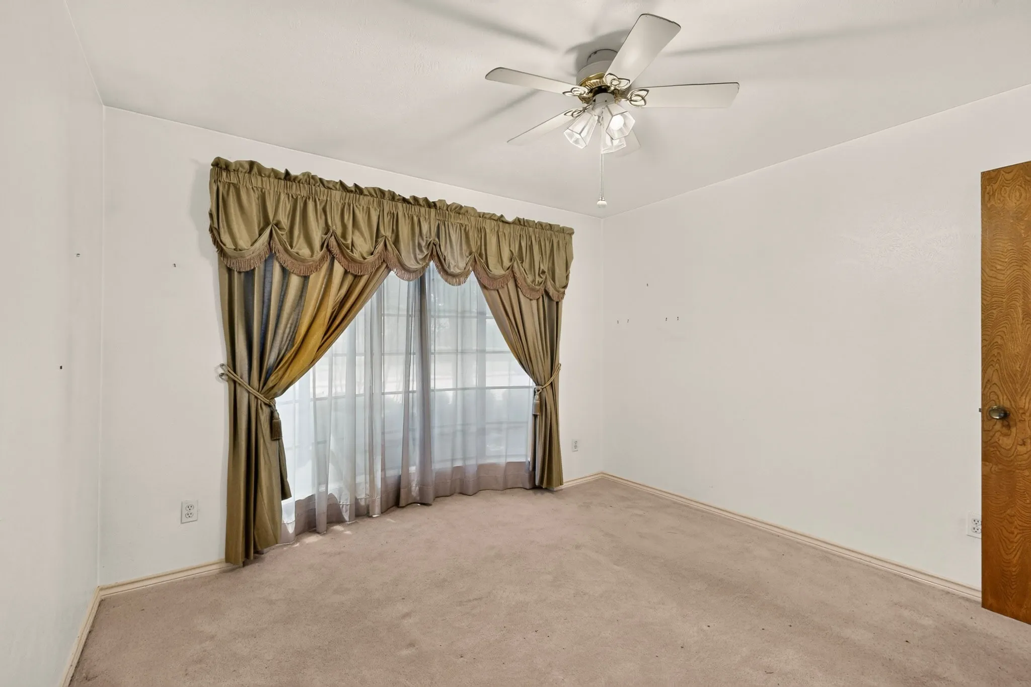 Single Family Residence For Sale in Dallas County , 1000 Townsend Lane, De Soto, Texas 75115, 3 Bedrooms, 3 Bathrooms, 2 Garage spaces, 2,365 Sqft, built in 1978, Price $309,000, mls#21308081, Real Estate Agent in De Soto, Homes For Sale in Dallas county, Homes For Sale in De Soto, Realtor in De Soto Texas, Real Estate Brokerage Independent Realty Texas, Luminita Cordes Realtor