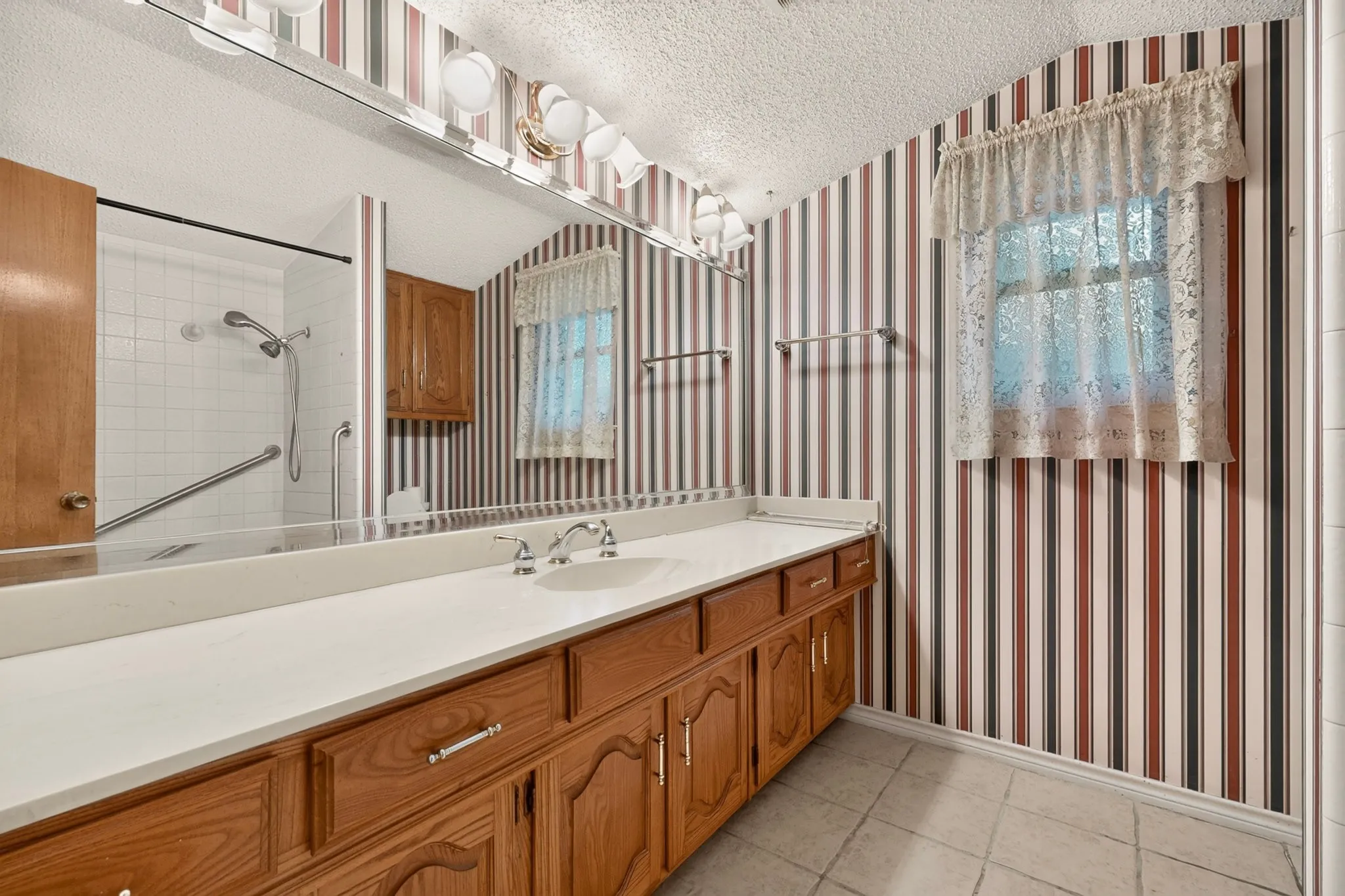 Single Family Residence For Sale in Dallas County , 1000 Townsend Lane, De Soto, Texas 75115, 3 Bedrooms, 3 Bathrooms, 2 Garage spaces, 2,365 Sqft, built in 1978, Price $309,000, mls#21308081, Real Estate Agent in De Soto, Homes For Sale in Dallas county, Homes For Sale in De Soto, Realtor in De Soto Texas, Real Estate Brokerage Independent Realty Texas, Luminita Cordes Realtor