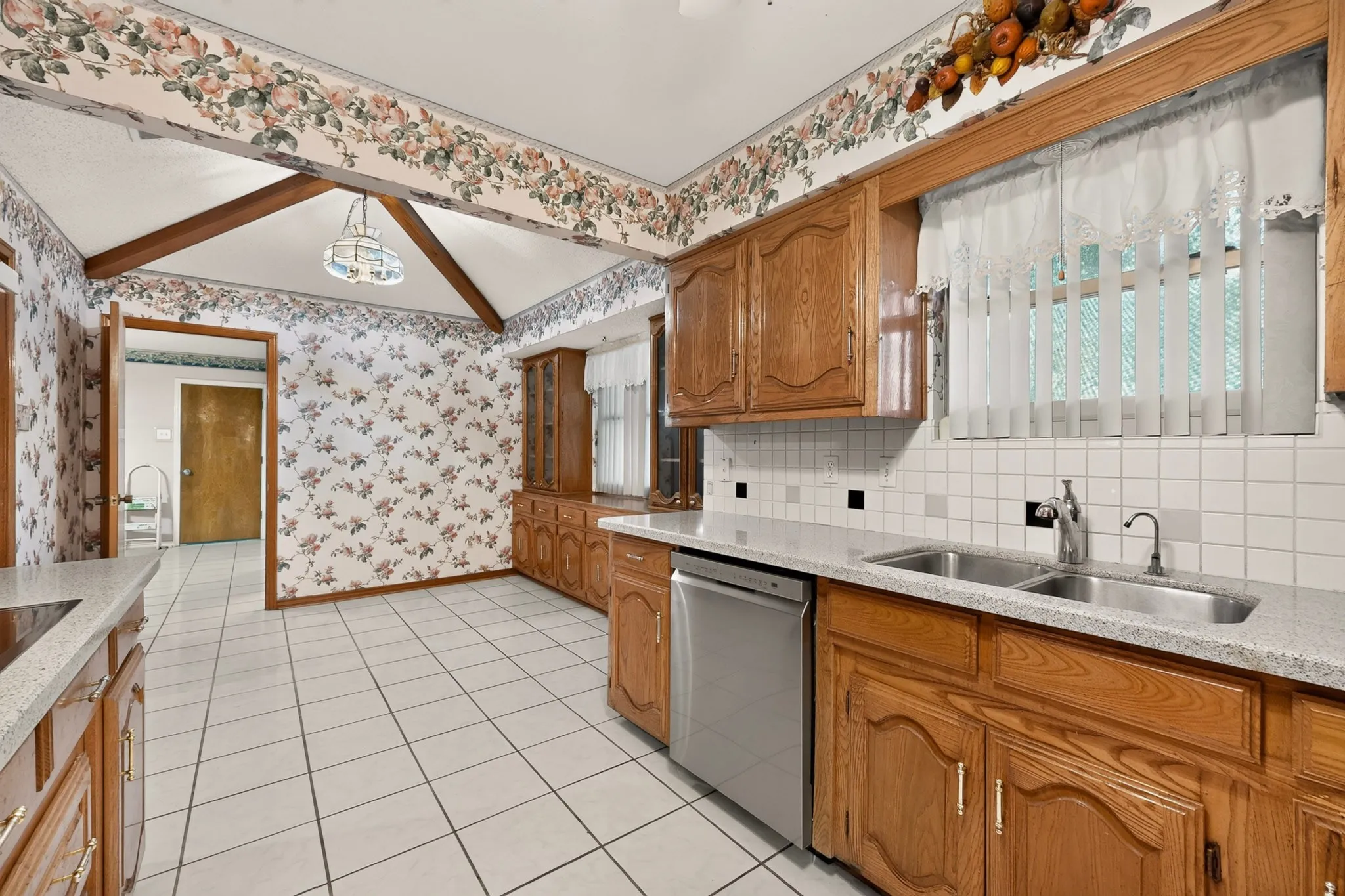 Single Family Residence For Sale in Dallas County , 1000 Townsend Lane, De Soto, Texas 75115, 3 Bedrooms, 3 Bathrooms, 2 Garage spaces, 2,365 Sqft, built in 1978, Price $309,000, mls#21308081, Real Estate Agent in De Soto, Homes For Sale in Dallas county, Homes For Sale in De Soto, Realtor in De Soto Texas, Real Estate Brokerage Independent Realty Texas, Luminita Cordes Realtor