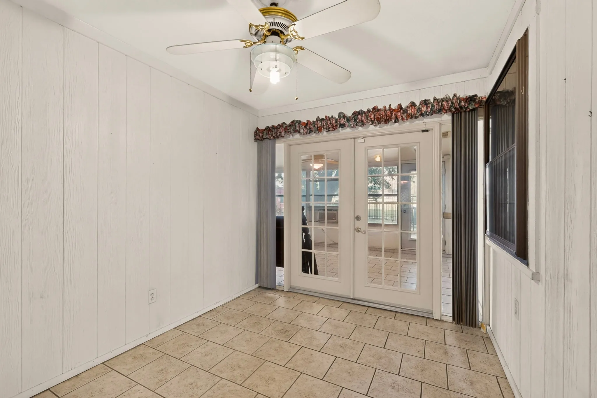 Single Family Residence For Sale in Dallas County , 1000 Townsend Lane, De Soto, Texas 75115, 3 Bedrooms, 3 Bathrooms, 2 Garage spaces, 2,365 Sqft, built in 1978, Price $309,000, mls#21308081, Real Estate Agent in De Soto, Homes For Sale in Dallas county, Homes For Sale in De Soto, Realtor in De Soto Texas, Real Estate Brokerage Independent Realty Texas, Luminita Cordes Realtor