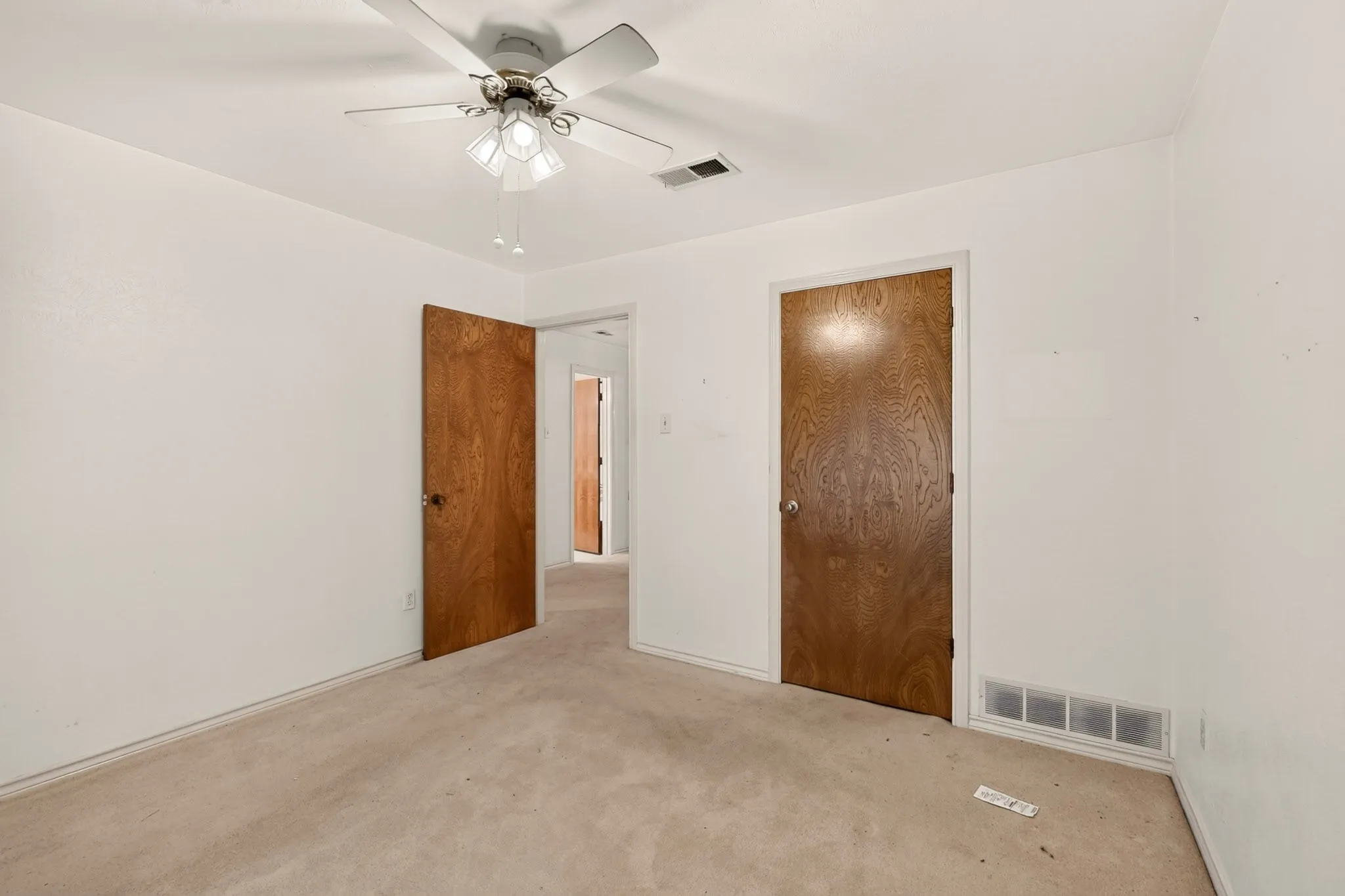 Single Family Residence For Sale in Dallas County , 1000 Townsend Lane, De Soto, Texas 75115, 3 Bedrooms, 3 Bathrooms, 2 Garage spaces, 2,365 Sqft, built in 1978, Price $309,000, mls#21308081, Real Estate Agent in De Soto, Homes For Sale in Dallas county, Homes For Sale in De Soto, Realtor in De Soto Texas, Real Estate Brokerage Independent Realty Texas, Luminita Cordes Realtor