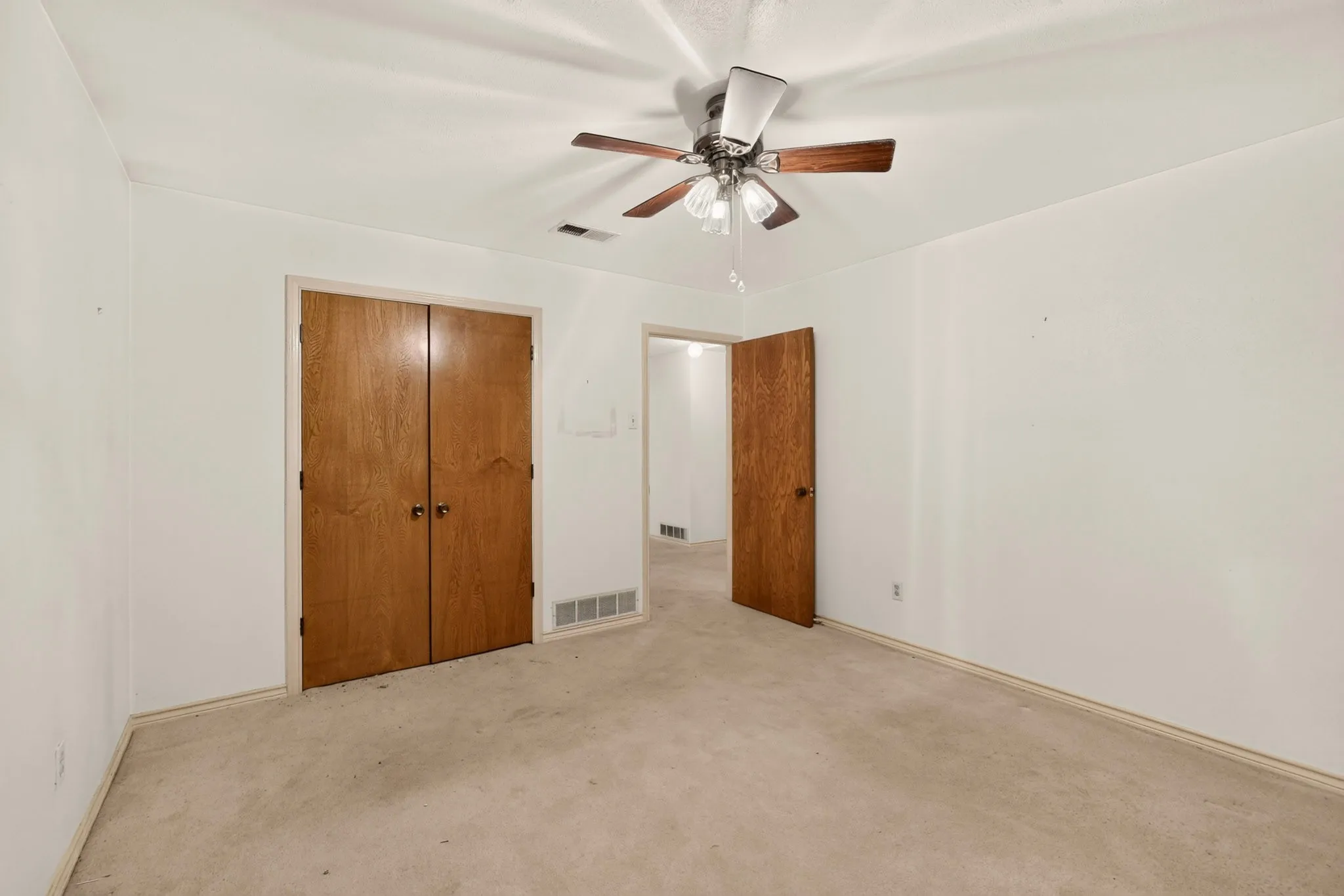 Single Family Residence For Sale in Dallas County , 1000 Townsend Lane, De Soto, Texas 75115, 3 Bedrooms, 3 Bathrooms, 2 Garage spaces, 2,365 Sqft, built in 1978, Price $309,000, mls#21308081, Real Estate Agent in De Soto, Homes For Sale in Dallas county, Homes For Sale in De Soto, Realtor in De Soto Texas, Real Estate Brokerage Independent Realty Texas, Luminita Cordes Realtor
