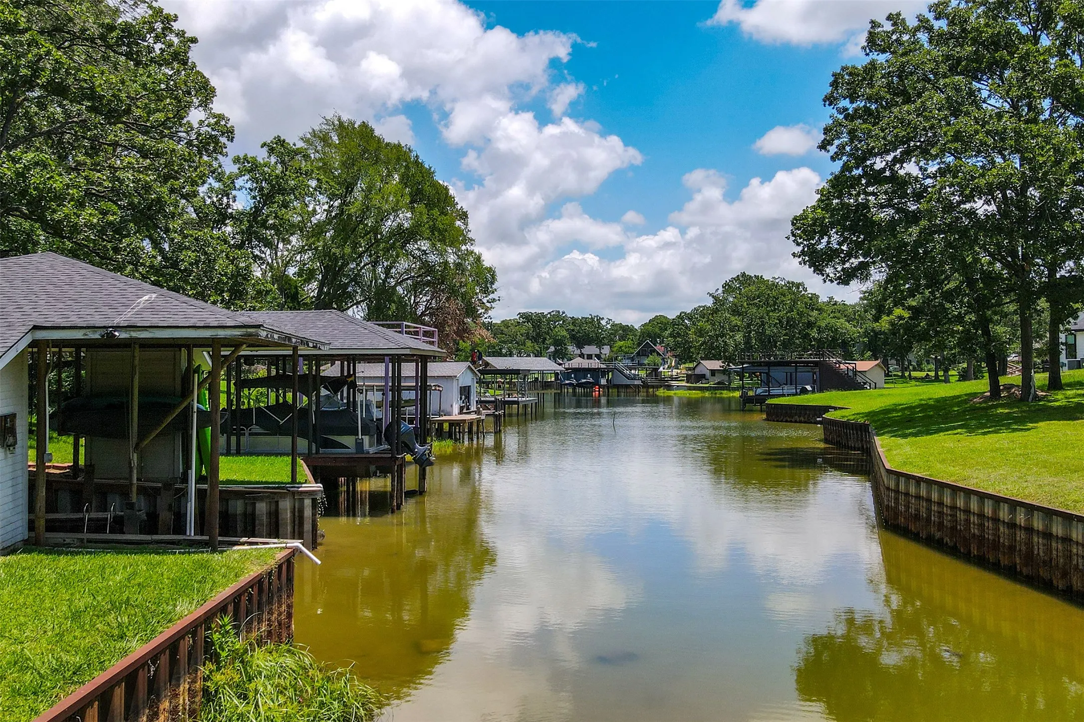 Single Family Residence For Sale in Henderson County , 49 Sunset Boulevard, Star Harbor, Texas 75148, 3 Bedroom, 3 Bathroom, 2 Garage spaces, 2,166 Sqft, built in 1993, mls#21307995, Real Estate Agent in Star Harbor, Homes For Sale in Henderson county, Homes For Sale in Star Harbor, Realtor in Star Harbor Texas, Real Estate Brokerage Independent Realty Texas, Luminita Cordes Realtor