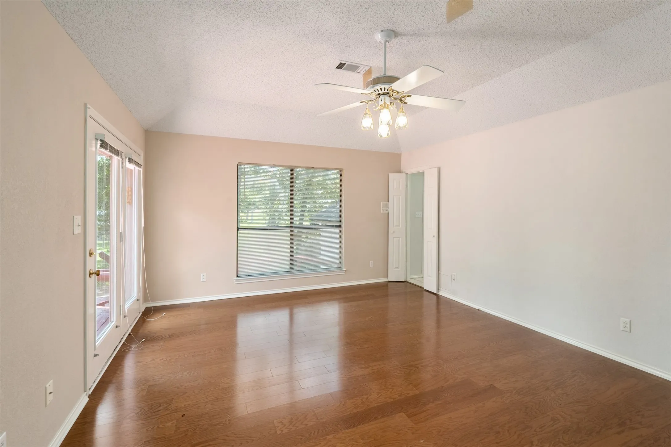 Single Family Residence For Sale in Henderson County , 49 Sunset Boulevard, Star Harbor, Texas 75148, 3 Bedroom, 3 Bathroom, 2 Garage spaces, 2,166 Sqft, built in 1993, mls#21307995, Real Estate Agent in Star Harbor, Homes For Sale in Henderson county, Homes For Sale in Star Harbor, Realtor in Star Harbor Texas, Real Estate Brokerage Independent Realty Texas, Luminita Cordes Realtor