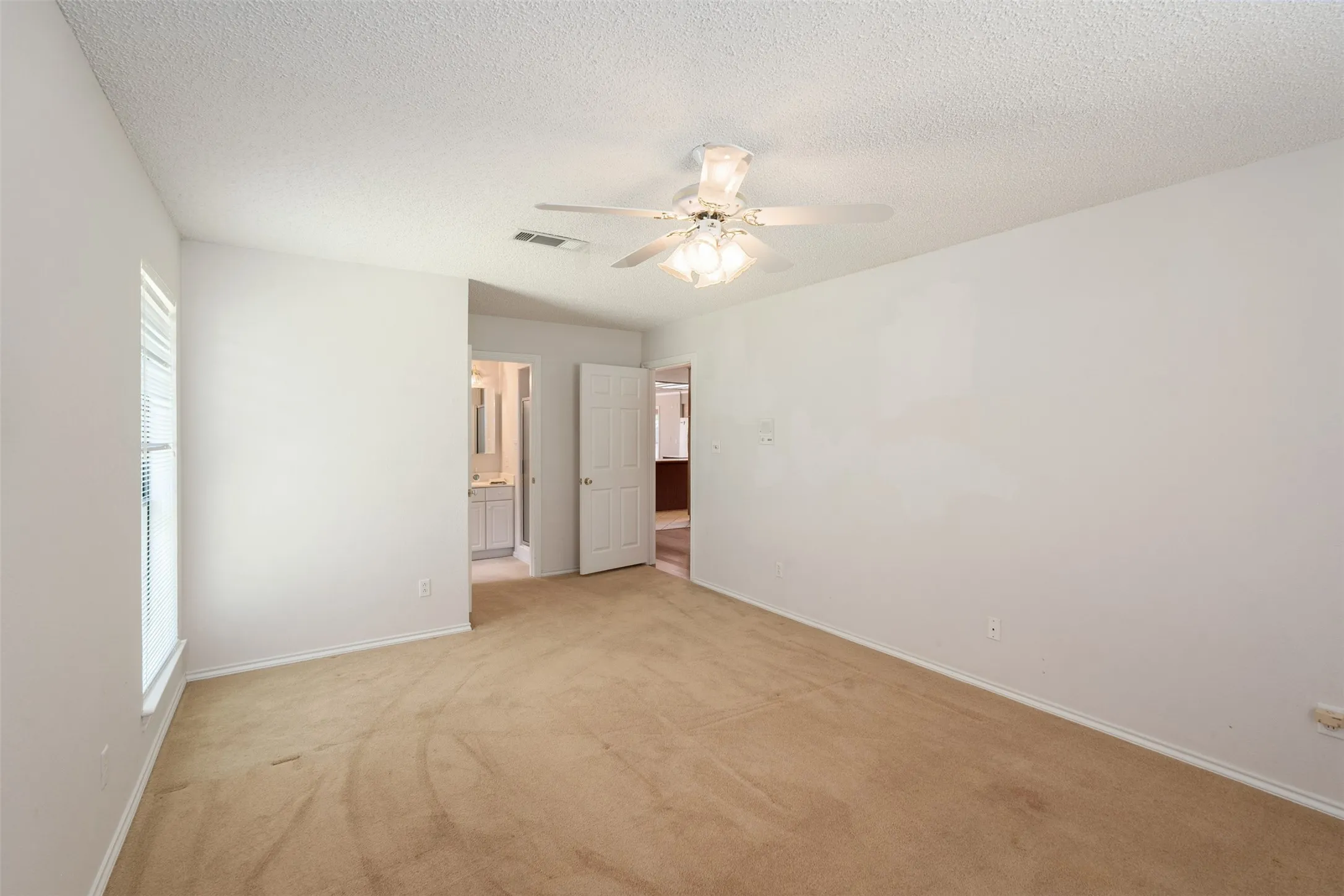 Single Family Residence For Sale in Henderson County , 49 Sunset Boulevard, Star Harbor, Texas 75148, 3 Bedroom, 3 Bathroom, 2 Garage spaces, 2,166 Sqft, built in 1993, mls#21307995, Real Estate Agent in Star Harbor, Homes For Sale in Henderson county, Homes For Sale in Star Harbor, Realtor in Star Harbor Texas, Real Estate Brokerage Independent Realty Texas, Luminita Cordes Realtor