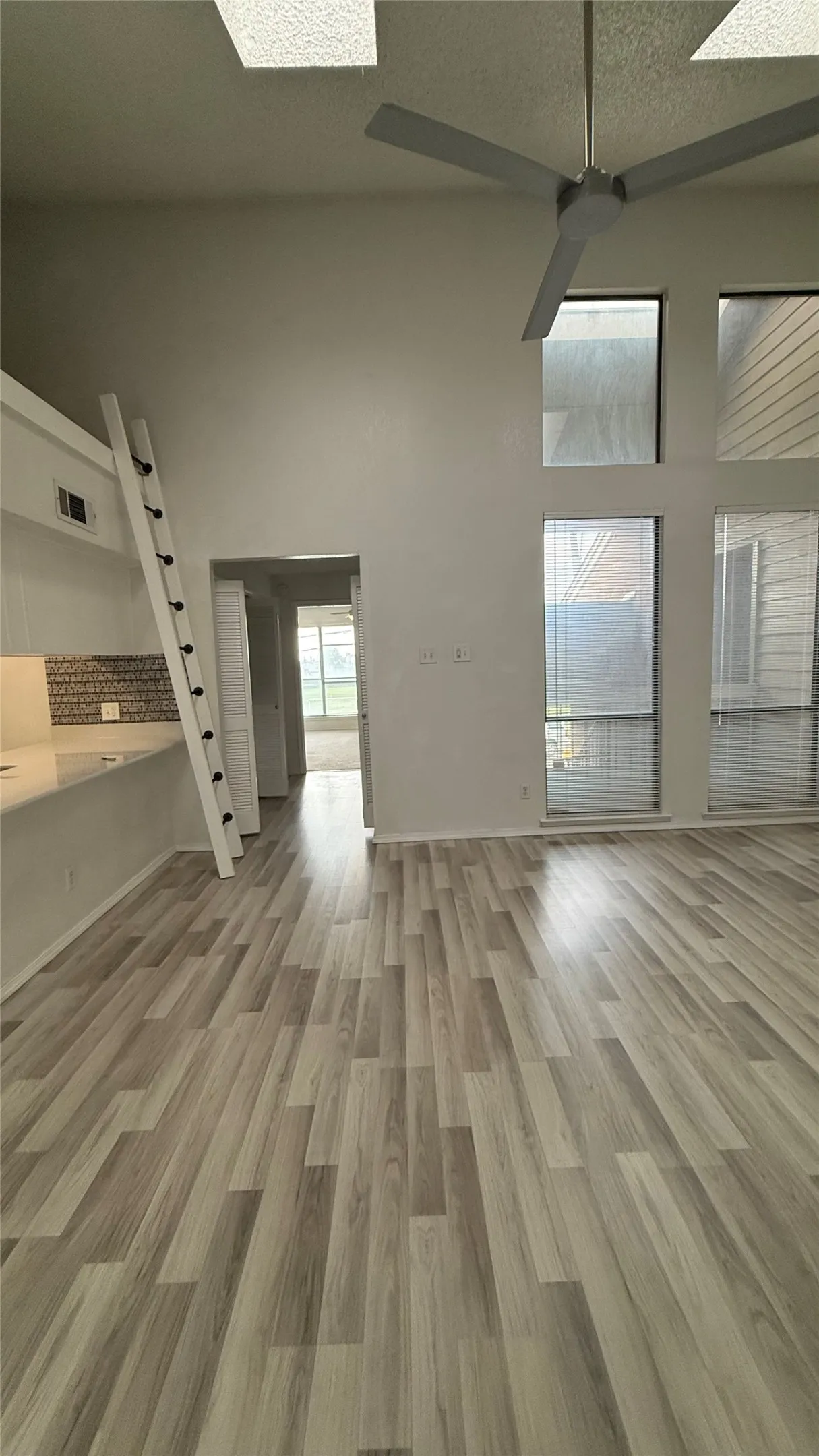 Condominium For Sale in Dallas County , 5750 Phoenix Drive 4, Dallas, Texas 75231, 1 Bedroom, 1 Bathroom, Garage spaces, 817 Sqft, built in 1981, Price $131,000, mls#21307753, Real Estate Agent in Dallas, Homes For Sale in Dallas county, Homes For Sale in Dallas, Realtor in Dallas Texas, Real Estate Brokerage Independent Realty Texas, Luminita Cordes Realtor