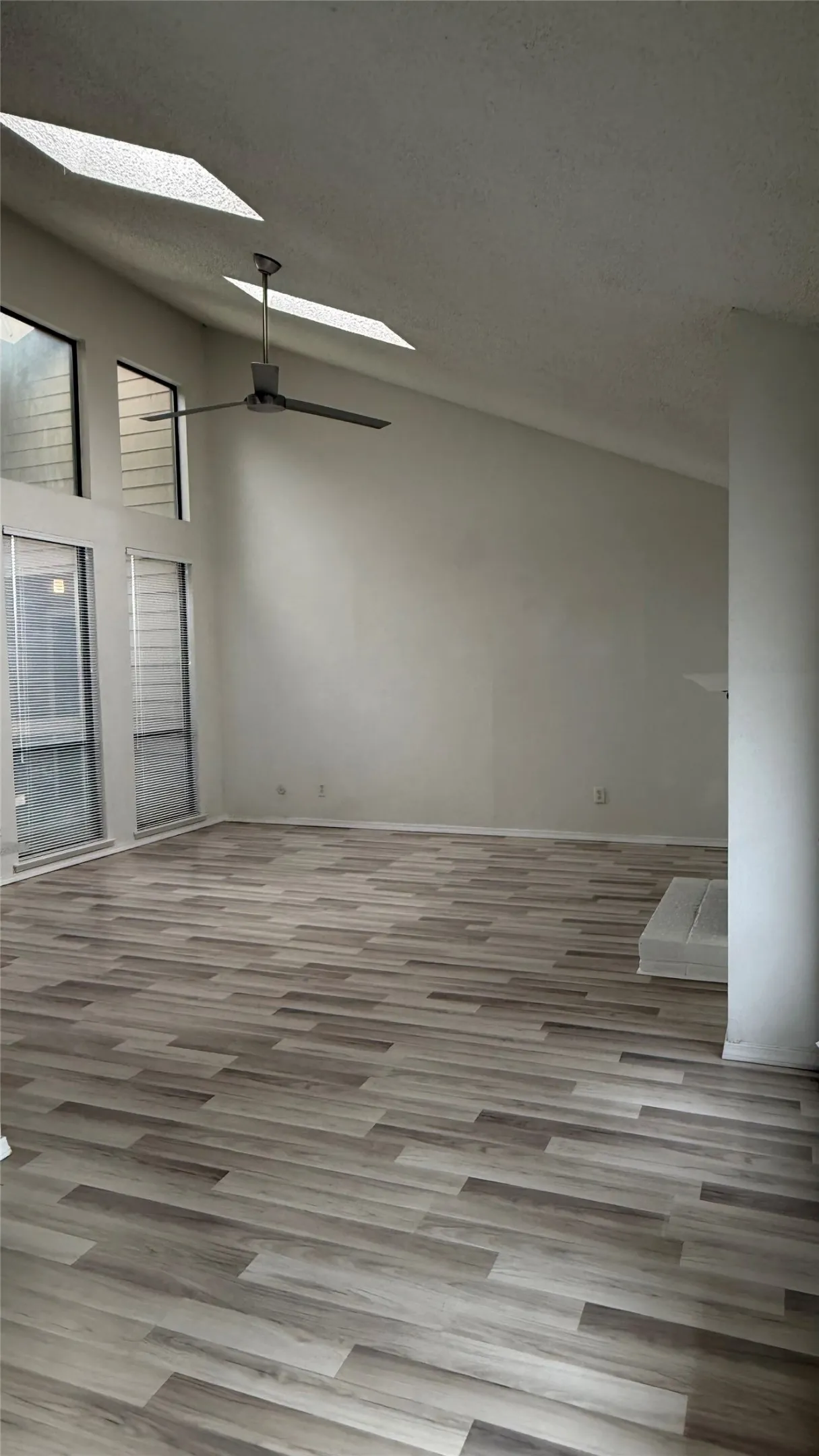 Condominium For Sale in Dallas County , 5750 Phoenix Drive 4, Dallas, Texas 75231, 1 Bedroom, 1 Bathroom, Garage spaces, 817 Sqft, built in 1981, Price $131,000, mls#21307753, Real Estate Agent in Dallas, Homes For Sale in Dallas county, Homes For Sale in Dallas, Realtor in Dallas Texas, Real Estate Brokerage Independent Realty Texas, Luminita Cordes Realtor