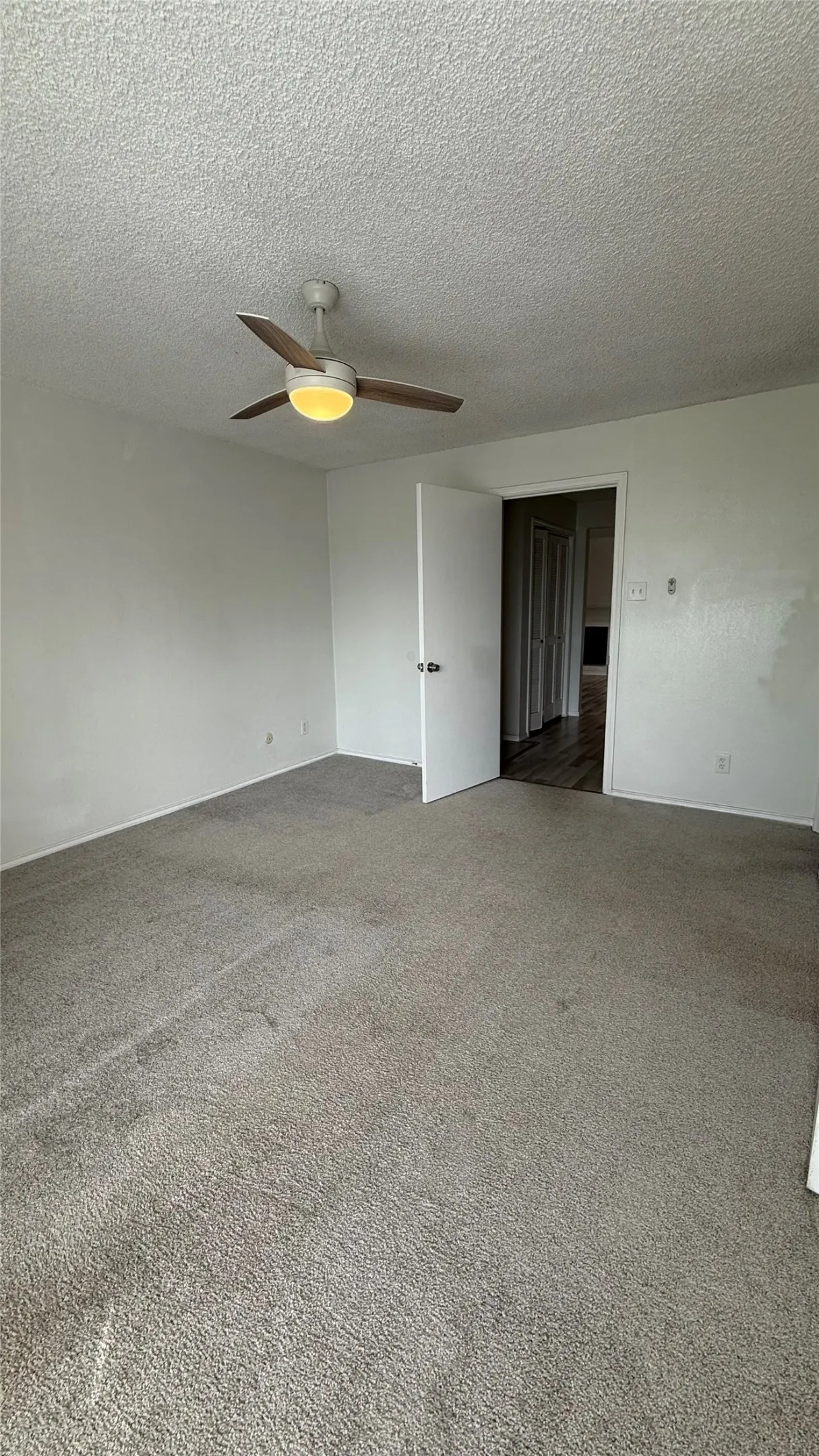 Condominium For Sale in Dallas County , 5750 Phoenix Drive 4, Dallas, Texas 75231, 1 Bedroom, 1 Bathroom, Garage spaces, 817 Sqft, built in 1981, Price $131,000, mls#21307753, Real Estate Agent in Dallas, Homes For Sale in Dallas county, Homes For Sale in Dallas, Realtor in Dallas Texas, Real Estate Brokerage Independent Realty Texas, Luminita Cordes Realtor
