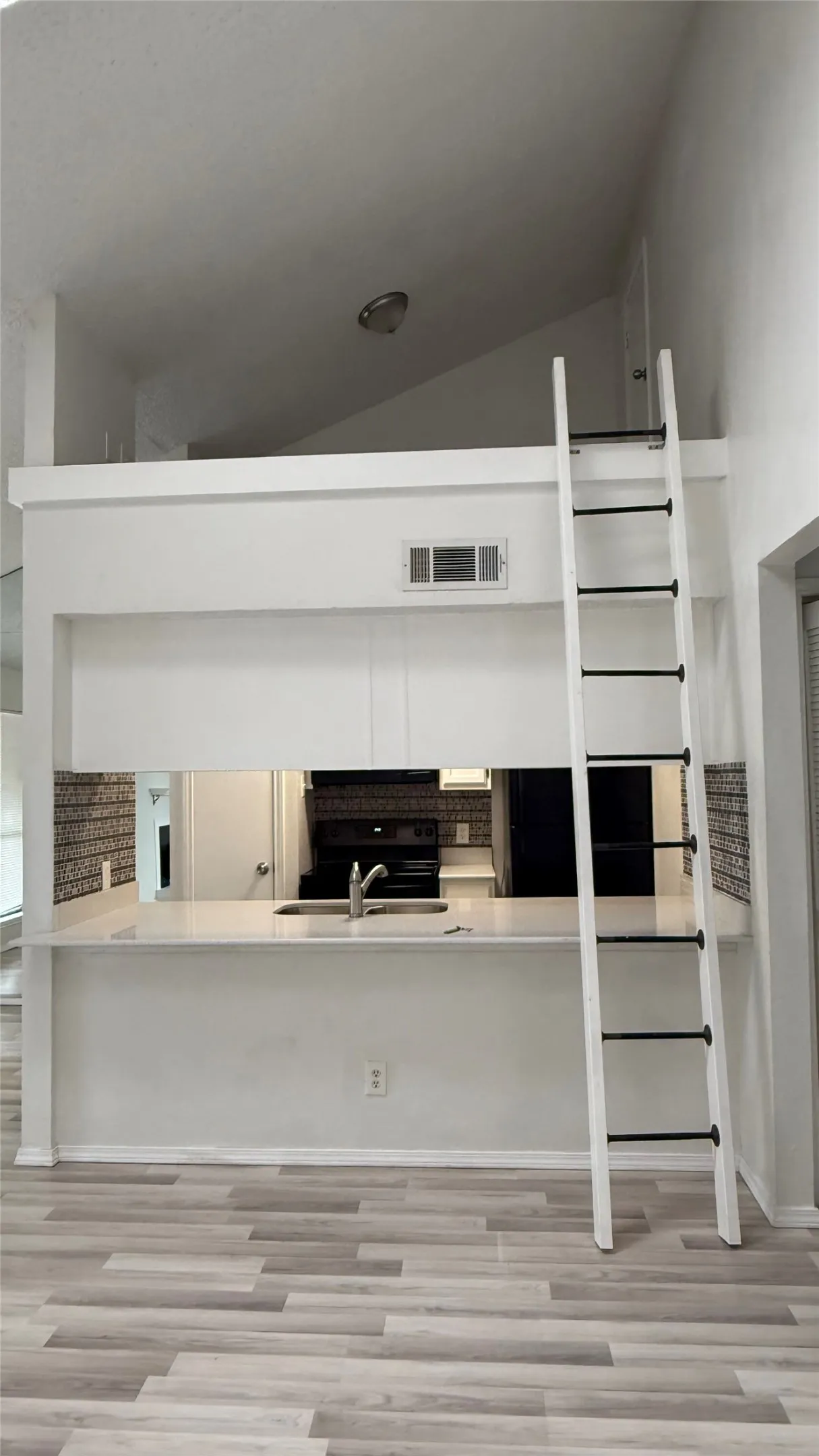 Condominium For Sale in Dallas County , 5750 Phoenix Drive 4, Dallas, Texas 75231, 1 Bedroom, 1 Bathroom, Garage spaces, 817 Sqft, built in 1981, Price $131,000, mls#21307753, Real Estate Agent in Dallas, Homes For Sale in Dallas county, Homes For Sale in Dallas, Realtor in Dallas Texas, Real Estate Brokerage Independent Realty Texas, Luminita Cordes Realtor
