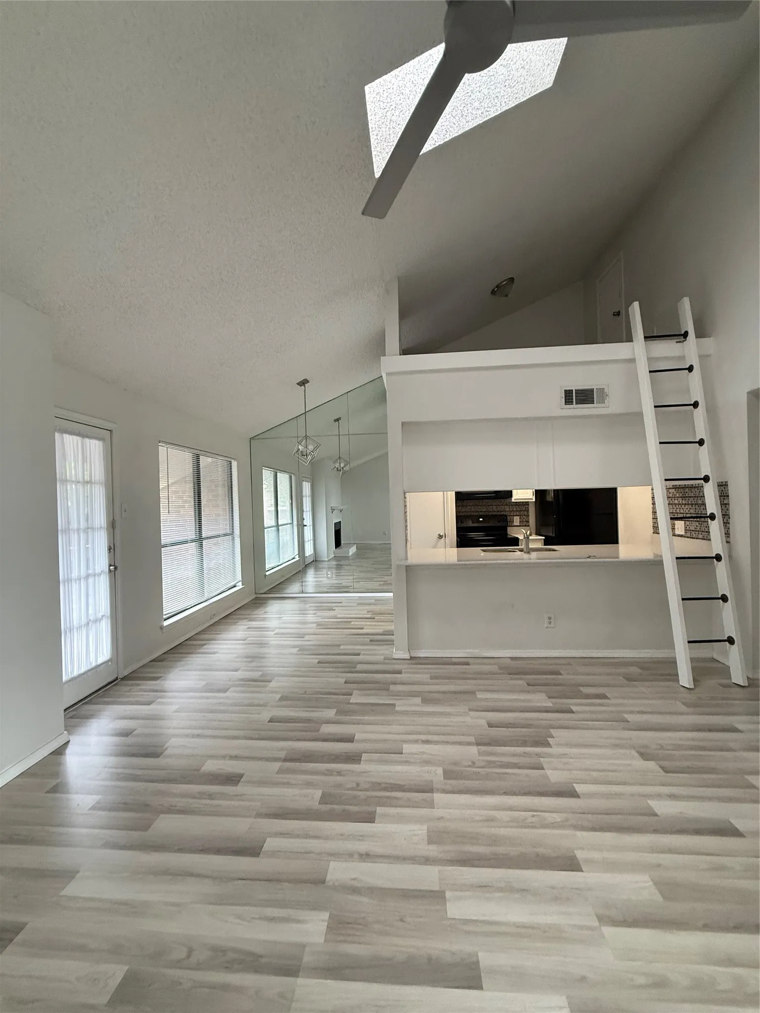 Condominium For Sale in Dallas County , 5750 Phoenix Drive 4, Dallas, Texas 75231, 1 Bedroom, 1 Bathroom, Garage spaces, 817 Sqft, built in 1981, Price $131,000, mls#21307753, Real Estate Agent in Dallas, Homes For Sale in Dallas county, Homes For Sale in Dallas, Realtor in Dallas Texas, Real Estate Brokerage Independent Realty Texas, Luminita Cordes Realtor