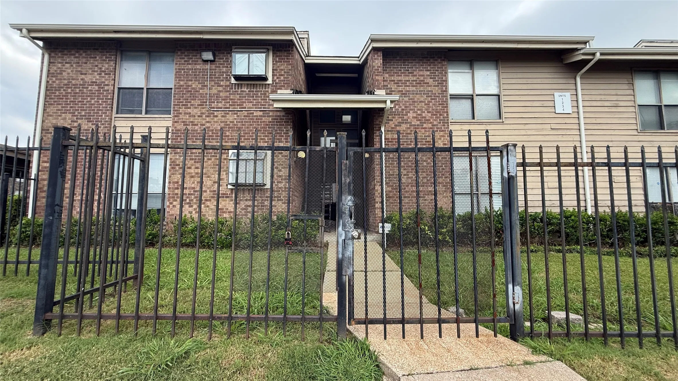 Condominium For Sale in Dallas County , 5750 Phoenix Drive 4, Dallas, Texas 75231, 1 Bedroom, 1 Bathroom, Garage spaces, 817 Sqft, built in 1981, Price $131,000, mls#21307753, Real Estate Agent in Dallas, Homes For Sale in Dallas county, Homes For Sale in Dallas, Realtor in Dallas Texas, Real Estate Brokerage Independent Realty Texas, Luminita Cordes Realtor