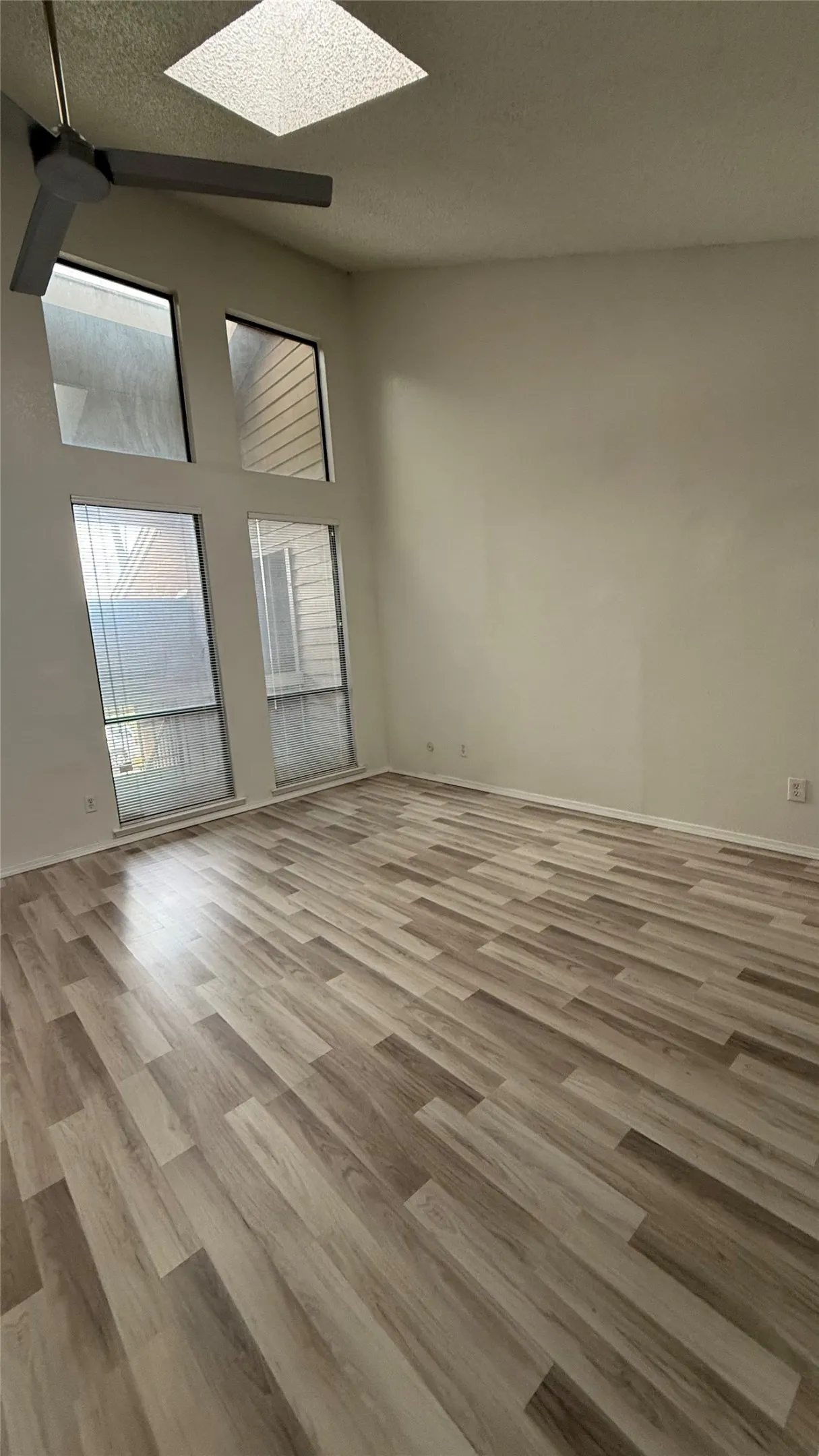 Condominium For Sale in Dallas County , 5750 Phoenix Drive 4, Dallas, Texas 75231, 1 Bedroom, 1 Bathroom, Garage spaces, 817 Sqft, built in 1981, Price $131,000, mls#21307753, Real Estate Agent in Dallas, Homes For Sale in Dallas county, Homes For Sale in Dallas, Realtor in Dallas Texas, Real Estate Brokerage Independent Realty Texas, Luminita Cordes Realtor